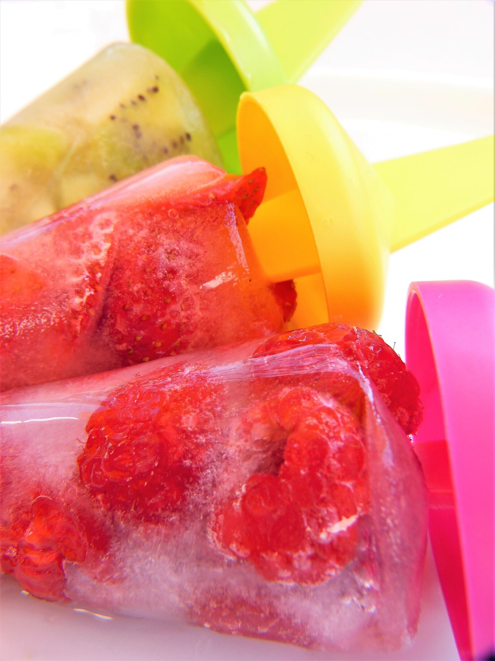 Panasonic Lumix DMC-FZ150 sample photo. Ice, water frozen, fruit photography