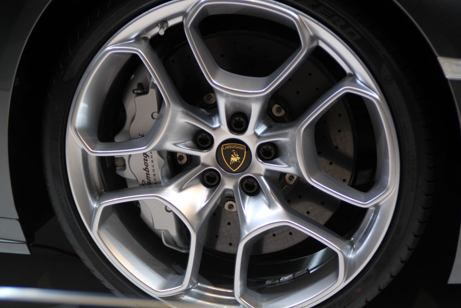 Canon EOS 500D (EOS Rebel T1i / EOS Kiss X3) sample photo. Lamborghini, wheel hub, automotive photography