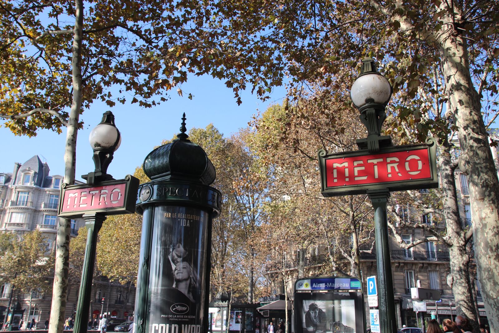Canon EOS 77D (EOS 9000D / EOS 770D) sample photo. Paris, metro, transport photography