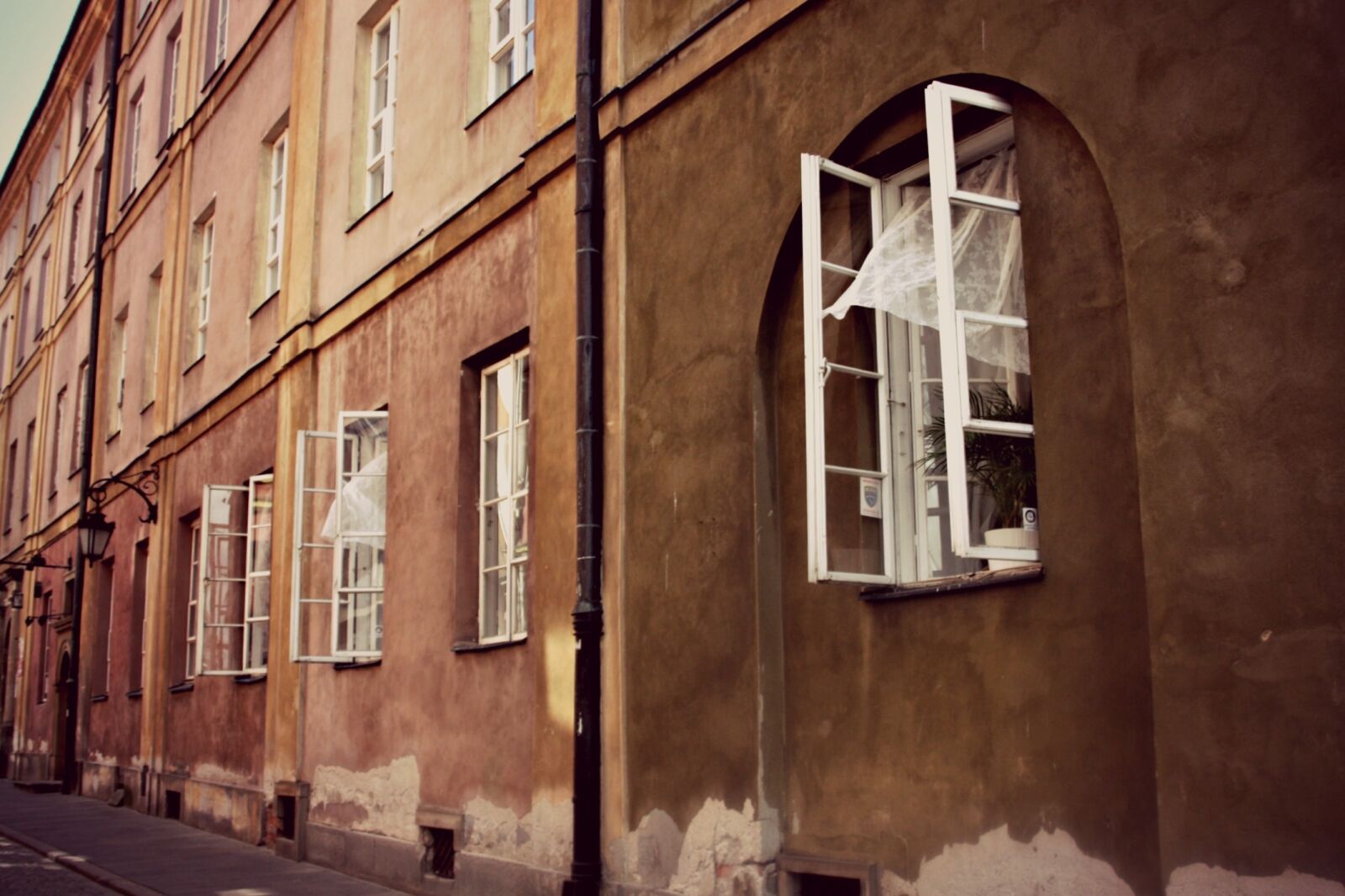 Canon EOS 450D (EOS Rebel XSi / EOS Kiss X2) sample photo. Window, old house, the photography