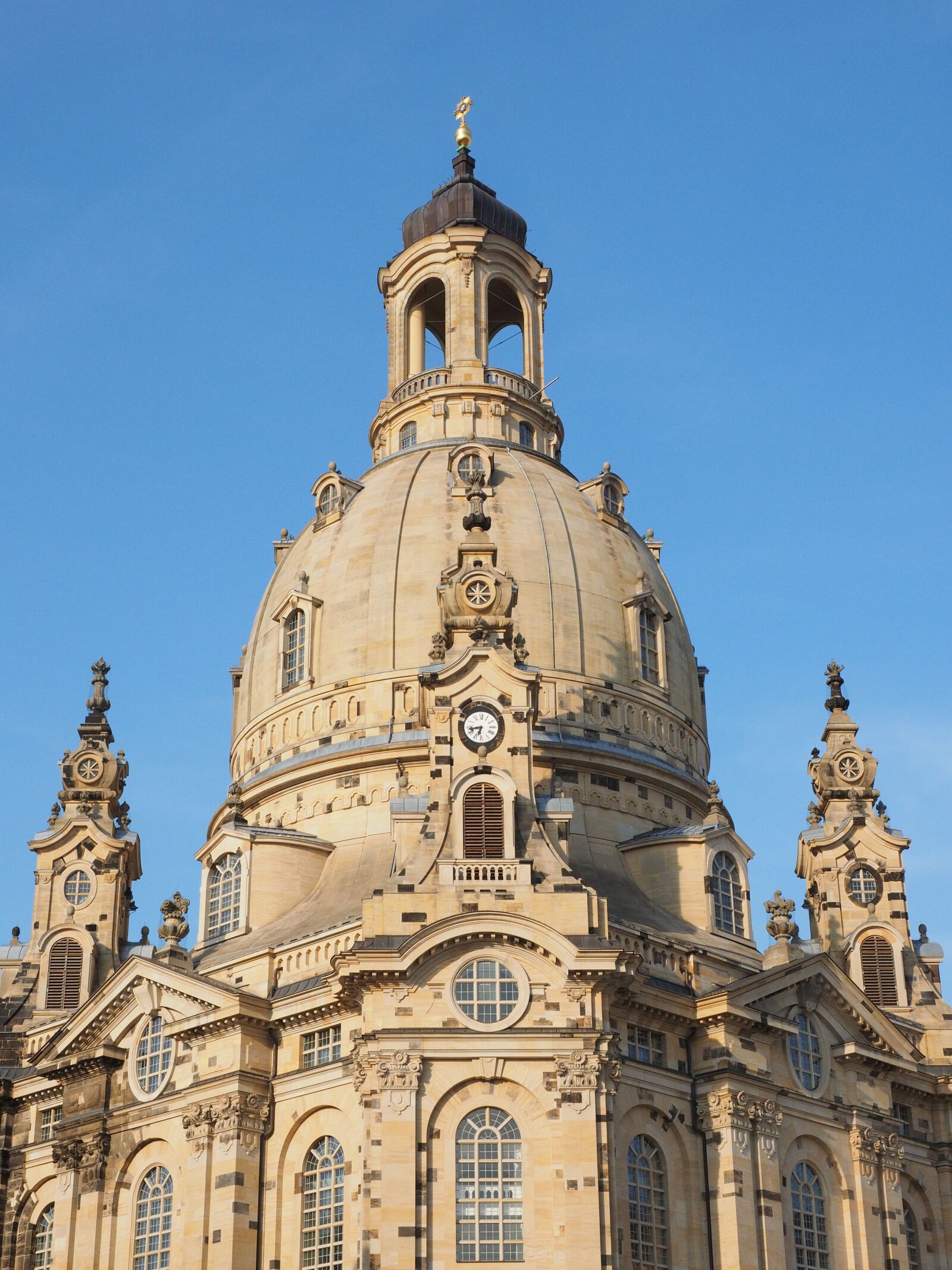 Olympus OM-D E-M1 + Olympus M.Zuiko Digital ED 12-40mm F2.8 Pro sample photo. Frauenkirche, dresden, church of photography