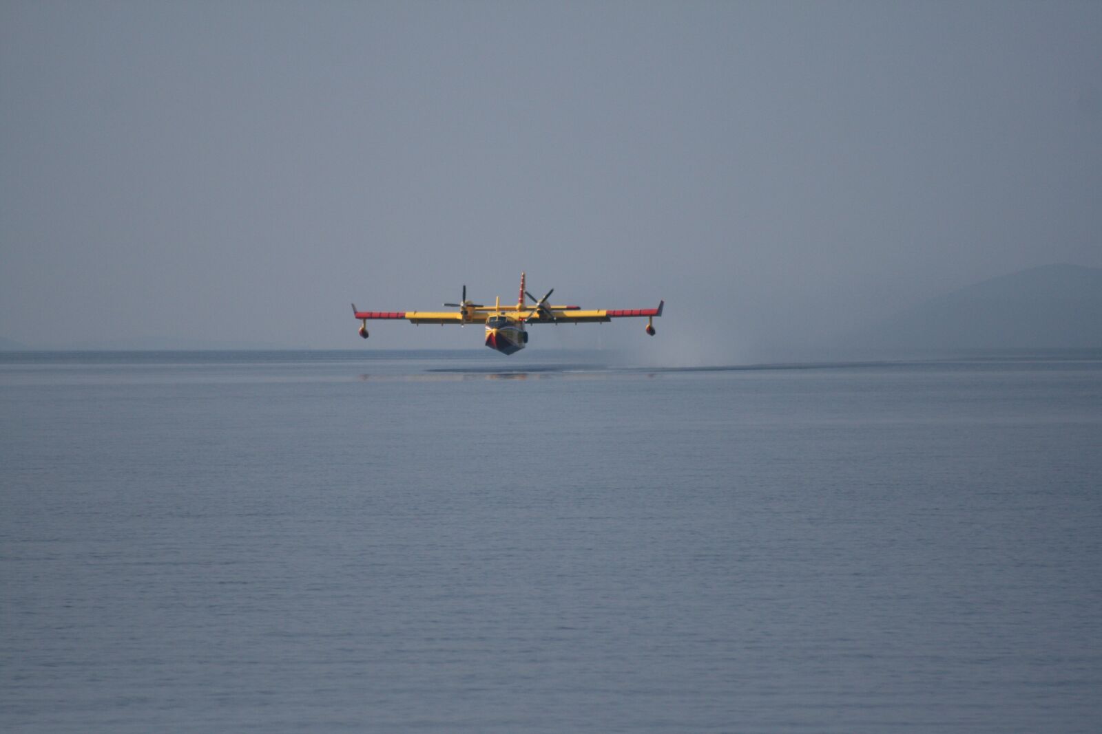 Canon EOS 400D (EOS Digital Rebel XTi / EOS Kiss Digital X) sample photo. Fire fighting aircraft, fire photography