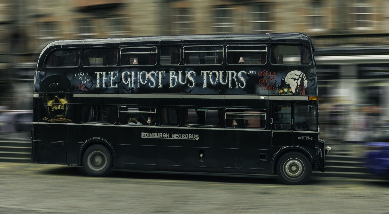 Nikon D5200 sample photo. Edinburgh, lawnmarket, bus photography