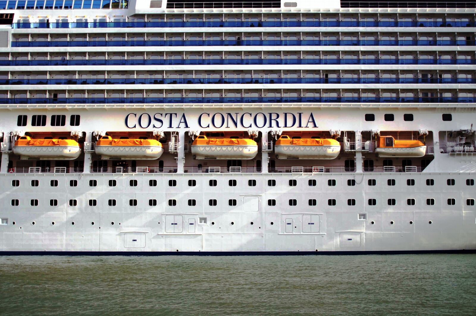 KONICA MINOLTA DYNAX 7D sample photo. Costa concordia, ship, sea photography