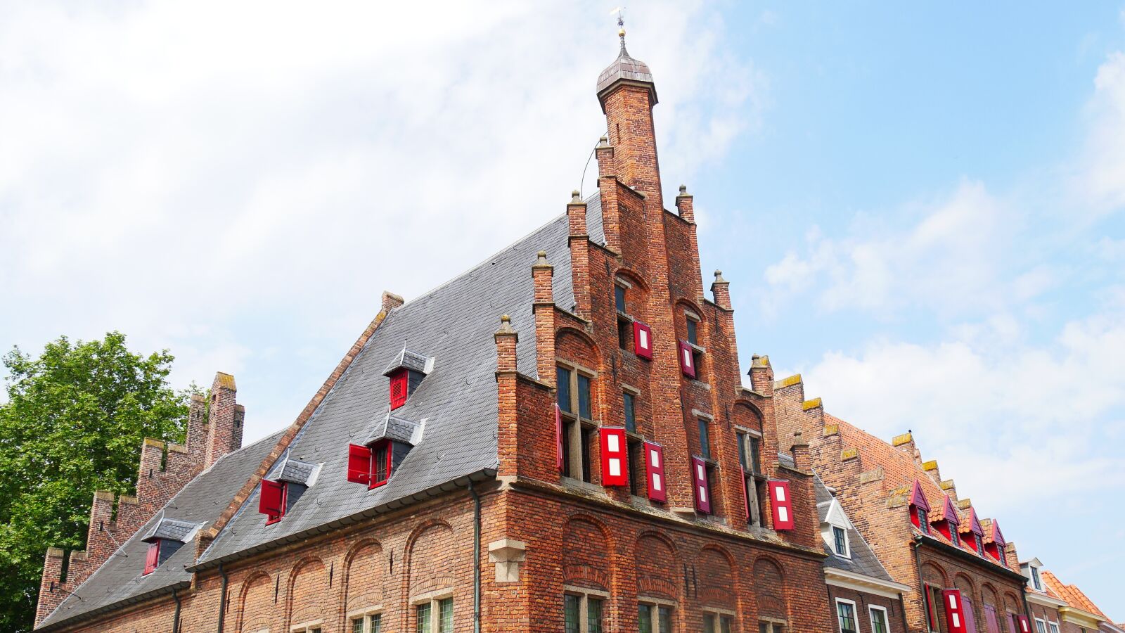 Panasonic Lumix DMC-G85 (Lumix DMC-G80) sample photo. Zutphen, facade, old photography