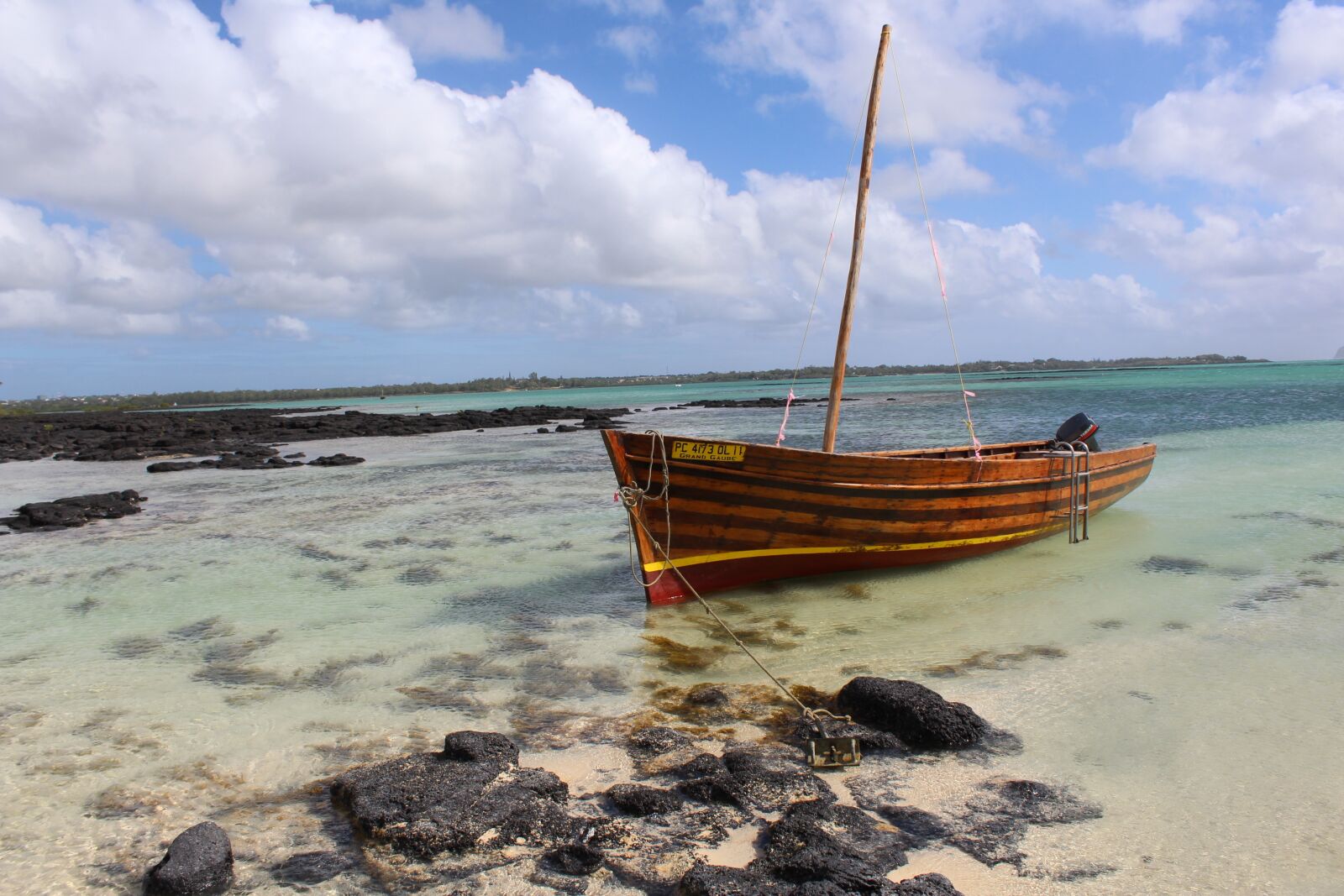Canon EOS 1200D (EOS Rebel T5 / EOS Kiss X70 / EOS Hi) sample photo. Boat, beach, wooden boat photography