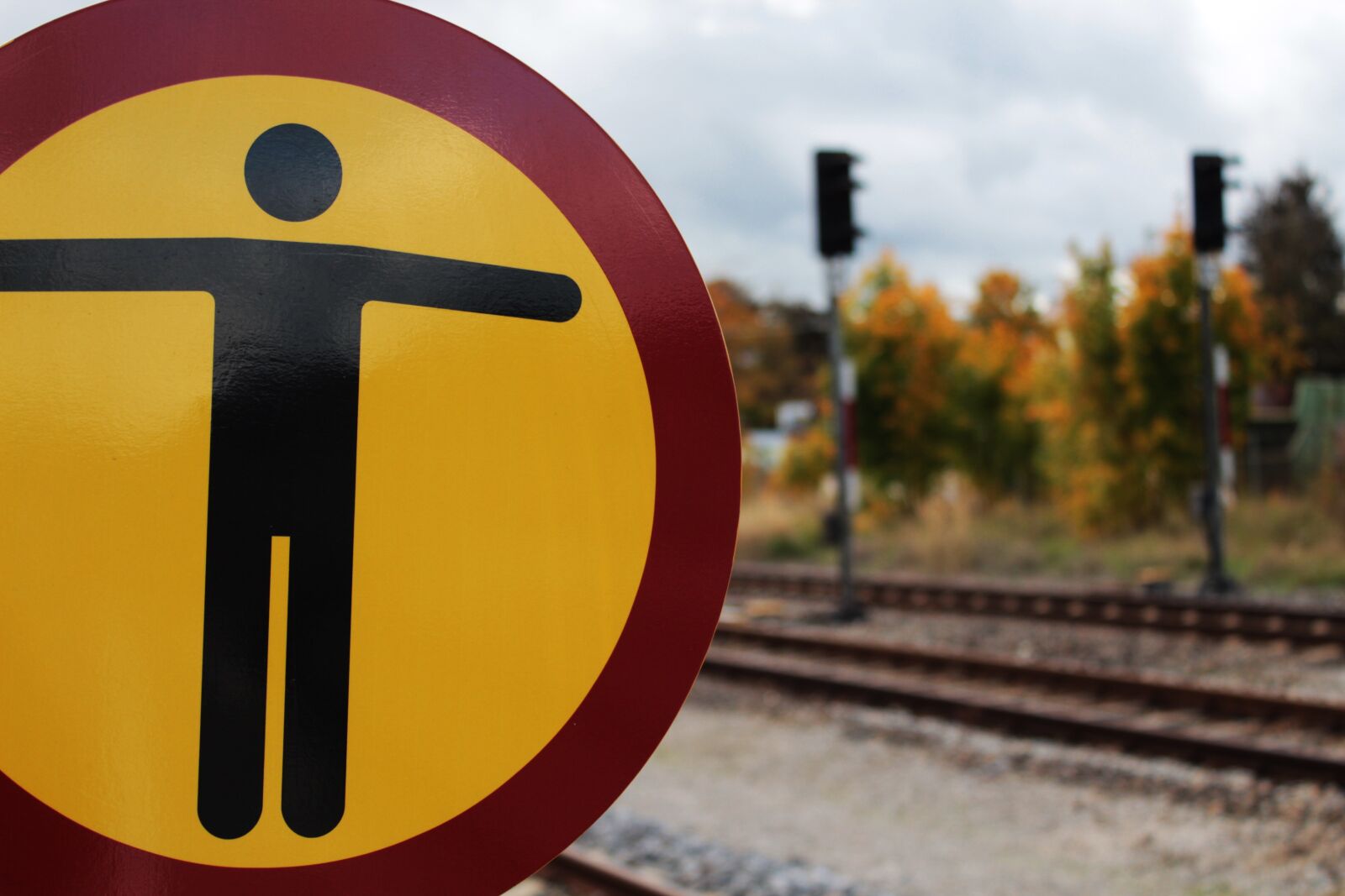 Canon EOS 1300D (EOS Rebel T6 / EOS Kiss X80) sample photo. Traffic sign, warnschild, train photography