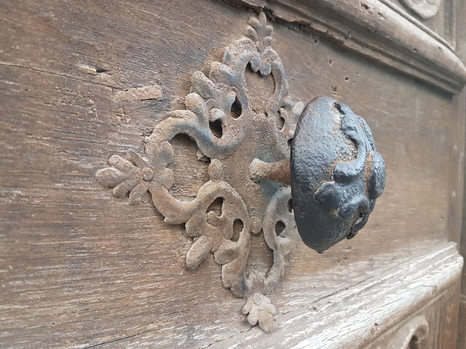 Samsung Galaxy S7 sample photo. Handle, antique, church photography