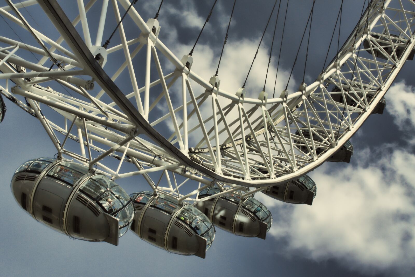Canon EOS 450D (EOS Rebel XSi / EOS Kiss X2) sample photo. Clouds, ferris wheel, london photography