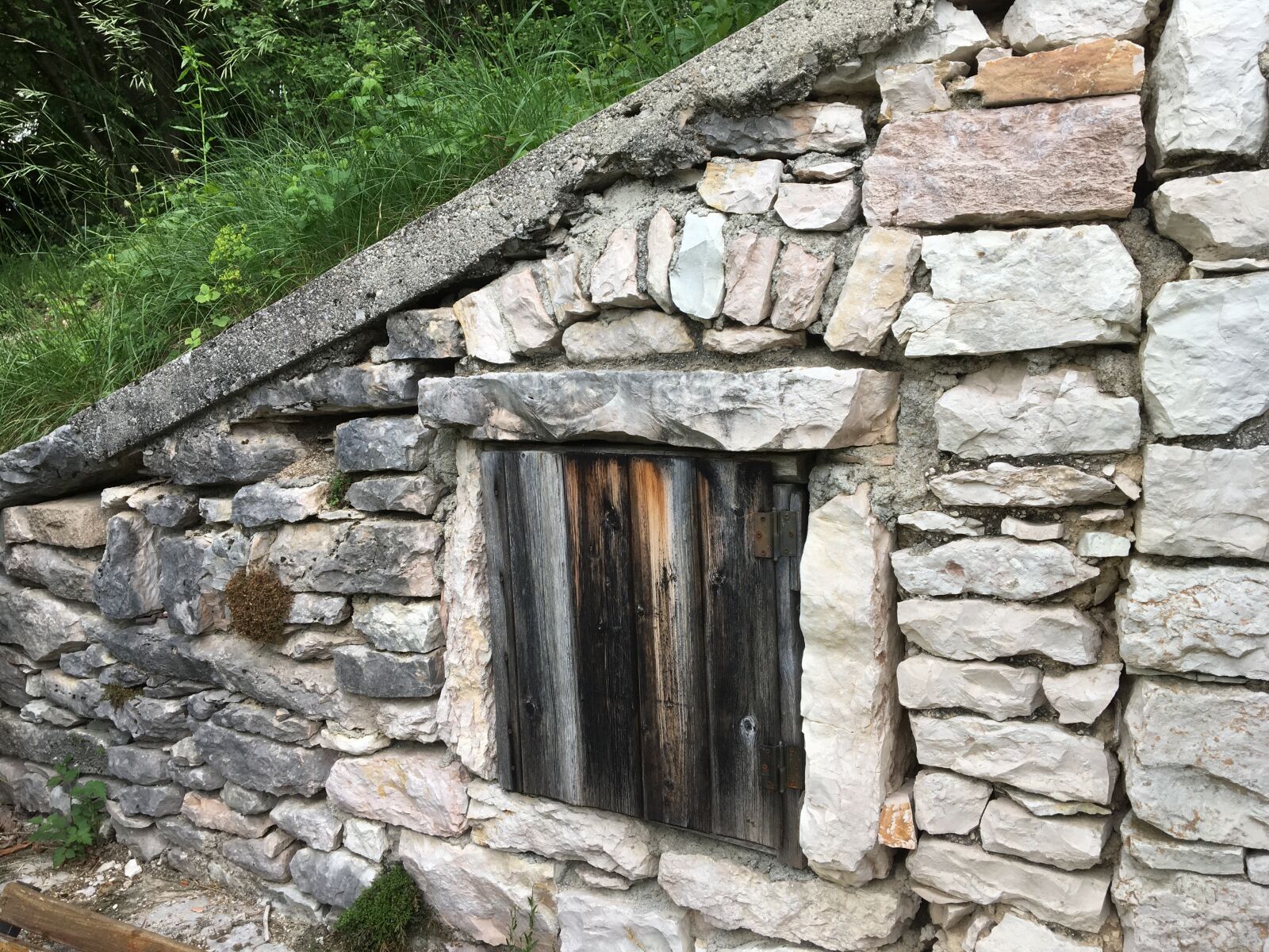 Apple iPhone 6s sample photo. House, wall, windows photography