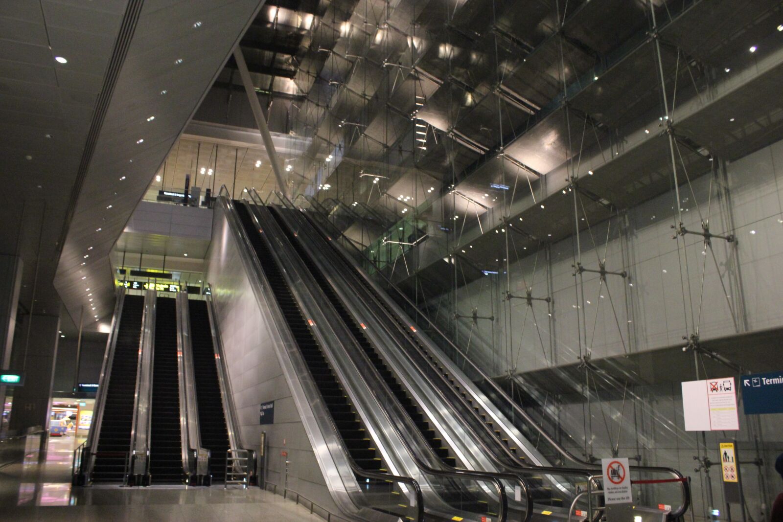 Canon EOS 550D (EOS Rebel T2i / EOS Kiss X4) sample photo. Airport, changi, singapore photography
