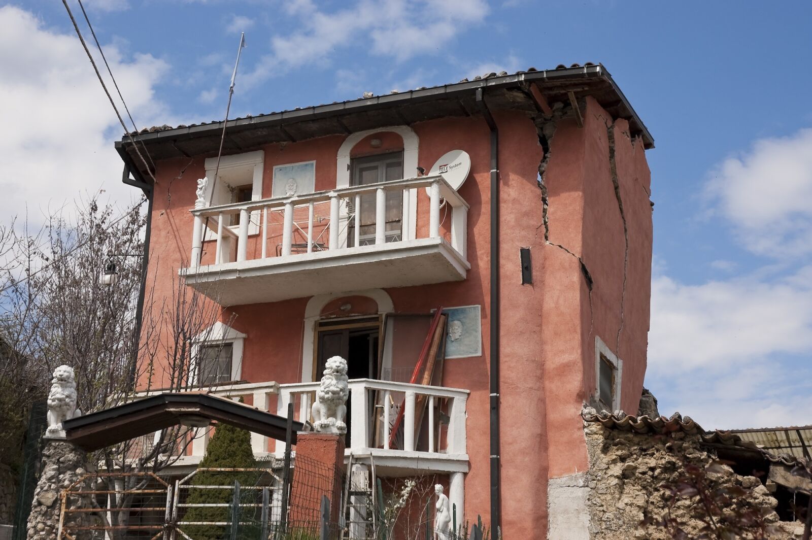 Nikon D70 sample photo. Earthquake, rubble, collapse photography