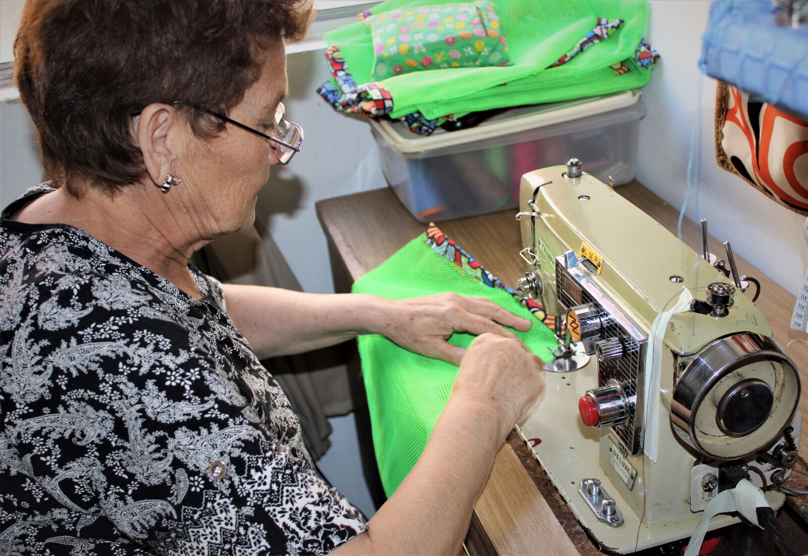 Canon EOS 600D (Rebel EOS T3i / EOS Kiss X5) sample photo. Sewing, women, dressmaker photography