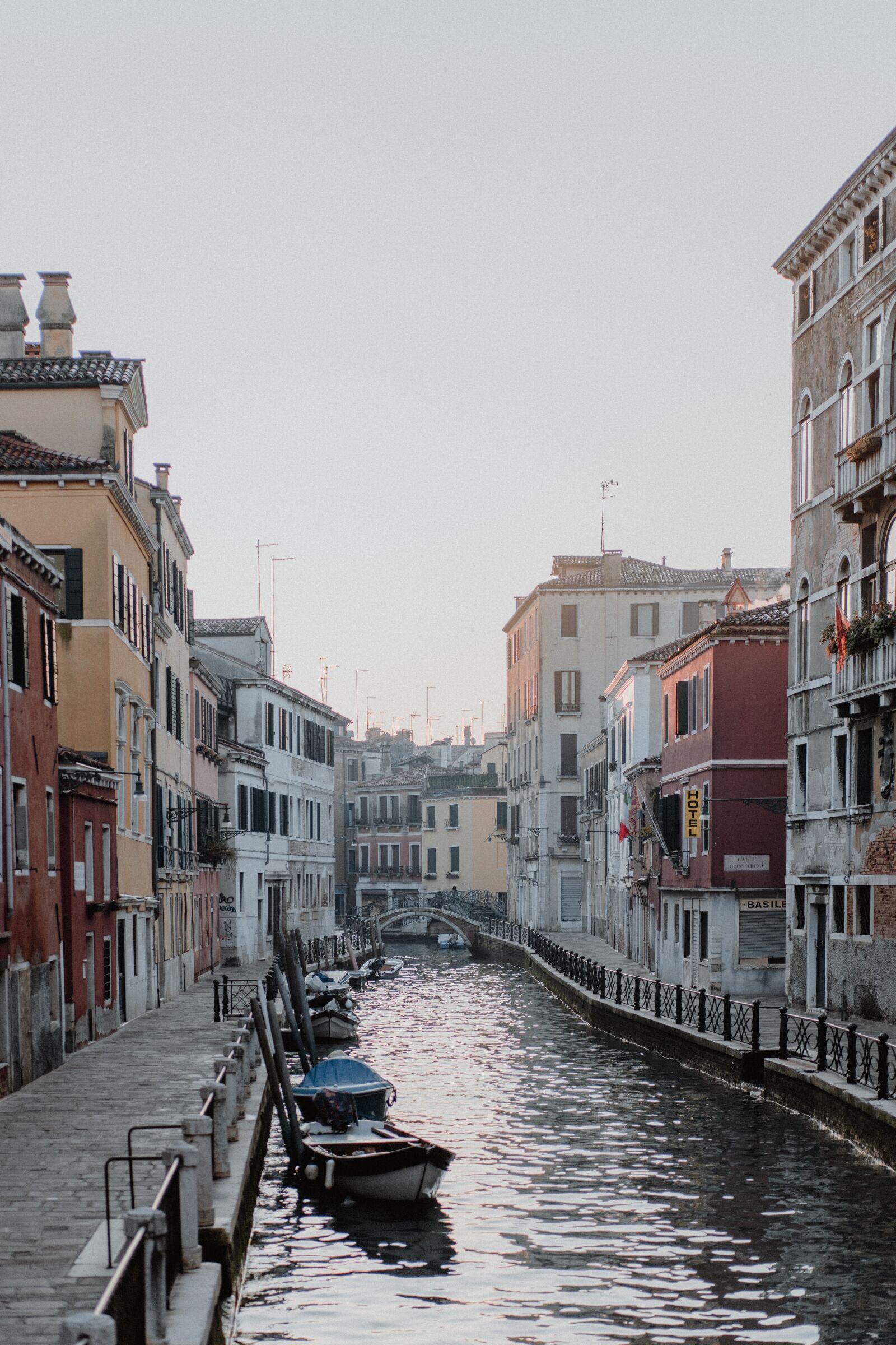 Sony a7 III + Sony Sonnar T* FE 55mm F1.8 ZA sample photo. Italy, venice, city photography