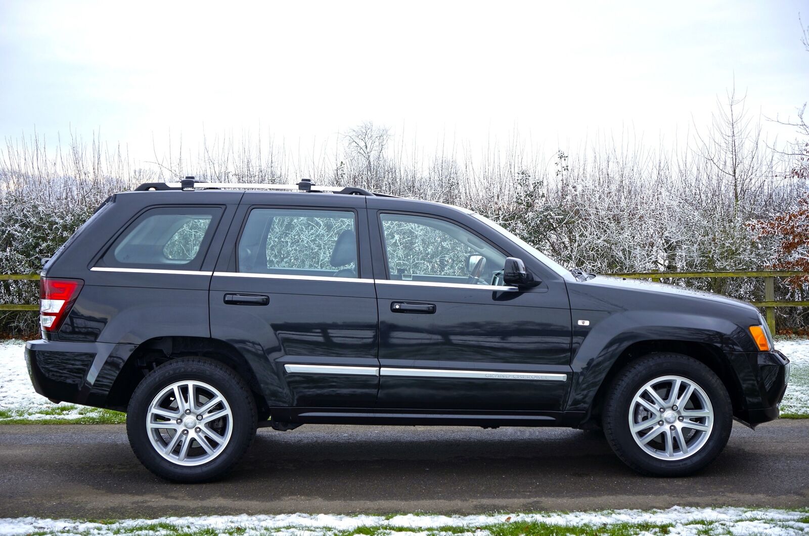 Sony Alpha NEX-5N sample photo. Car, clear sky, jeep photography
