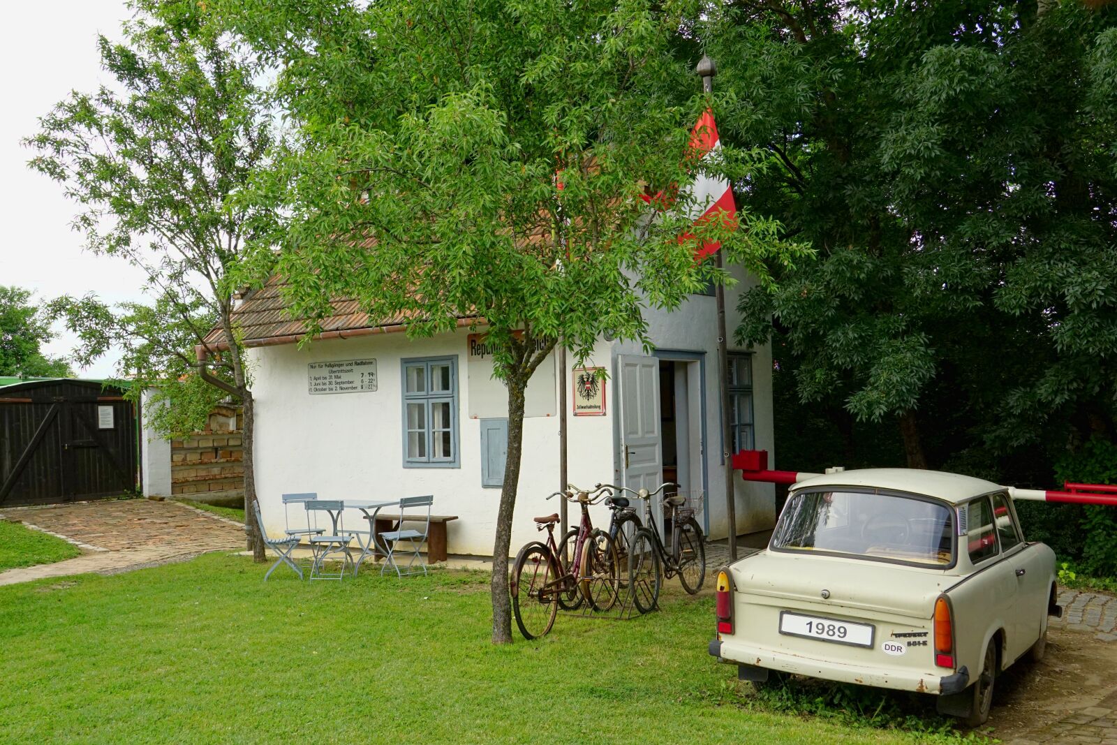 Sony a6000 sample photo. Satellite, trabi, historically photography