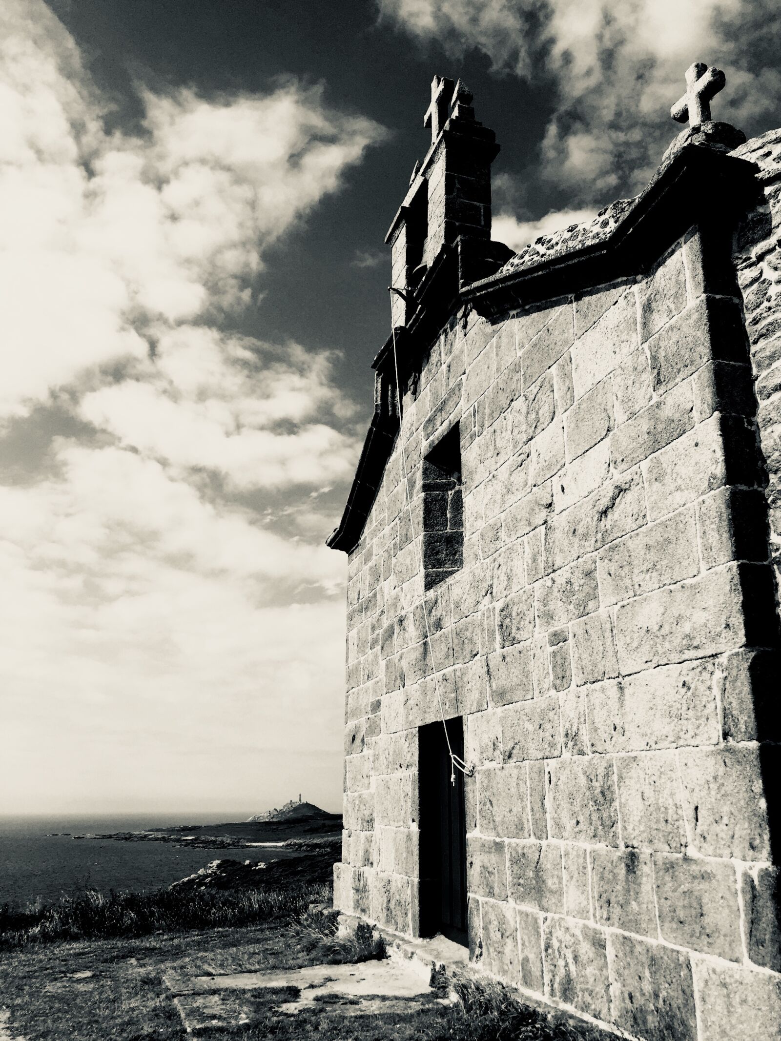 iPhone 6 back camera 4.15mm f/2.2 sample photo. Galicia, chapel, vilan photography