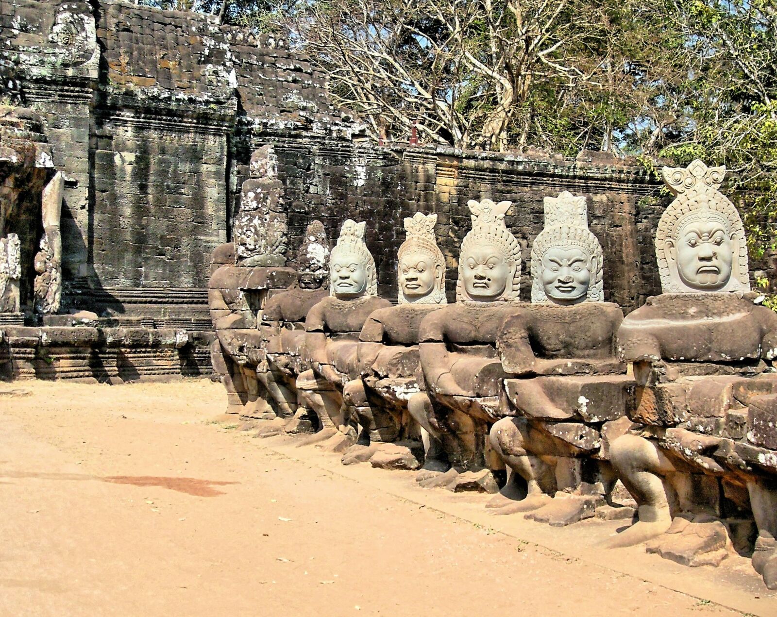 Samsung VLUU L110  / Samsung L110 sample photo. Cambodia, angkor, bayon photography