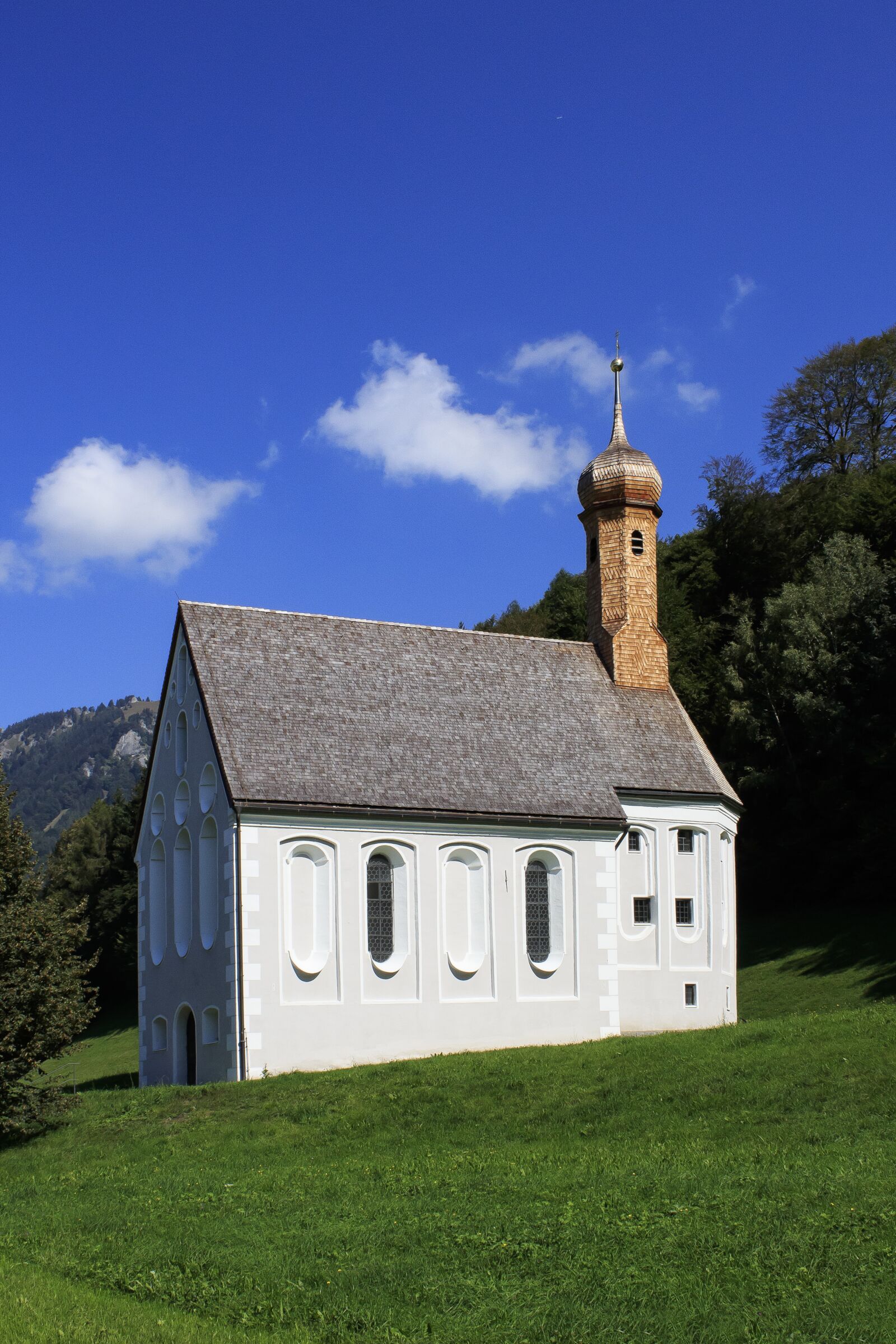 Canon EOS 1300D (EOS Rebel T6 / EOS Kiss X80) sample photo. Church, baroque, mountains photography