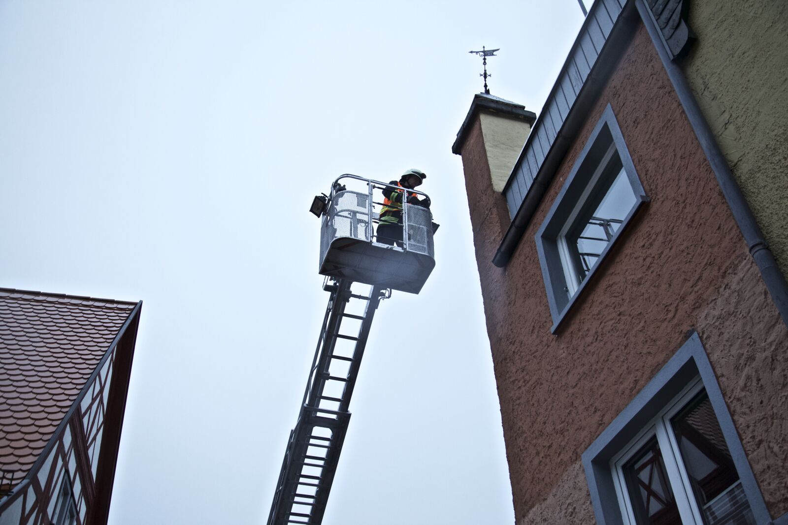 Canon EOS 5D Mark II sample photo. Turntable ladder, fire, rescue photography