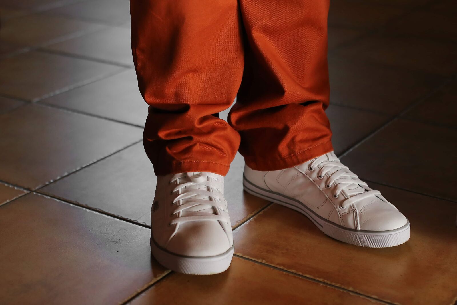 Canon EOS 6D + Canon EF 50mm F1.4 USM sample photo. Sneakers, reddish, pants, fashion photography