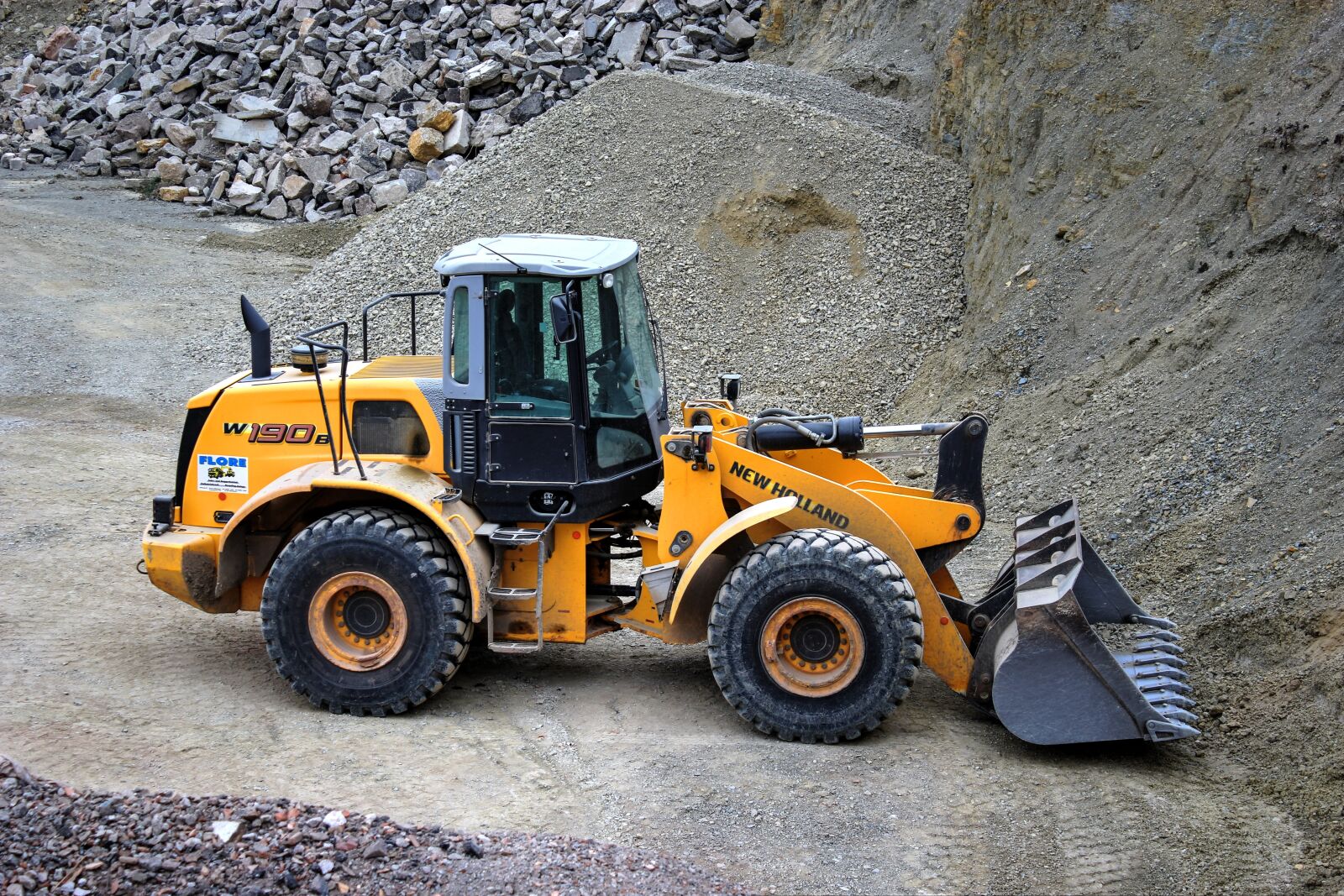 Canon EOS 550D (EOS Rebel T2i / EOS Kiss X4) sample photo. Wheel loader, quarry, quarry photography