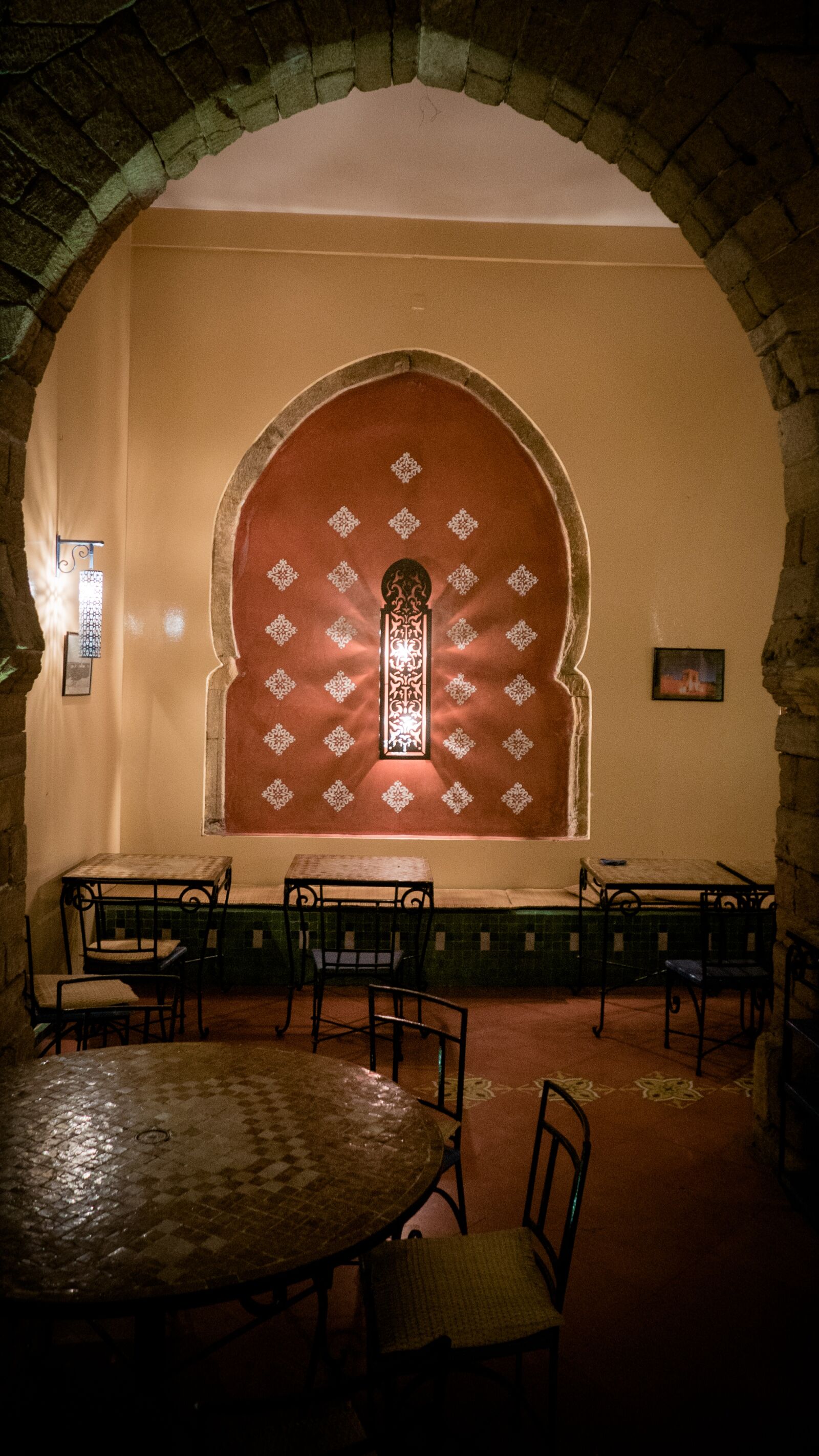 Panasonic Lumix DMC-LX100 sample photo. Niche, seating area, restaurant photography