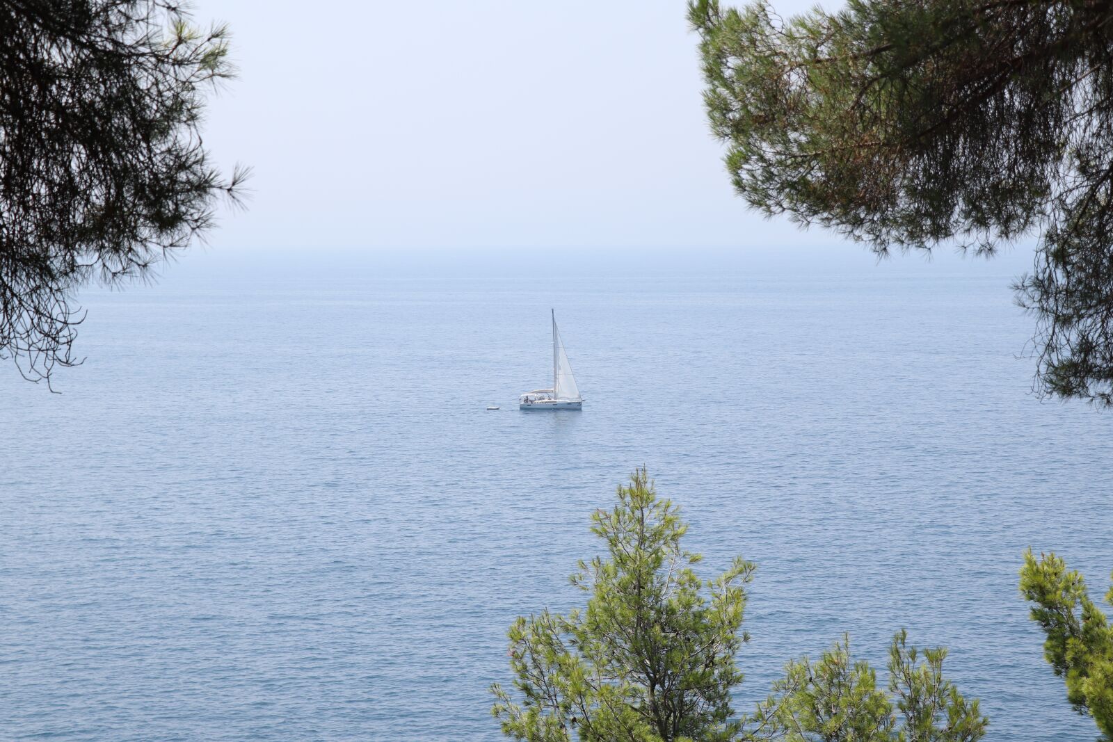 Canon EF-S 18-135mm F3.5-5.6 IS USM sample photo. Boat, sea, beach photography