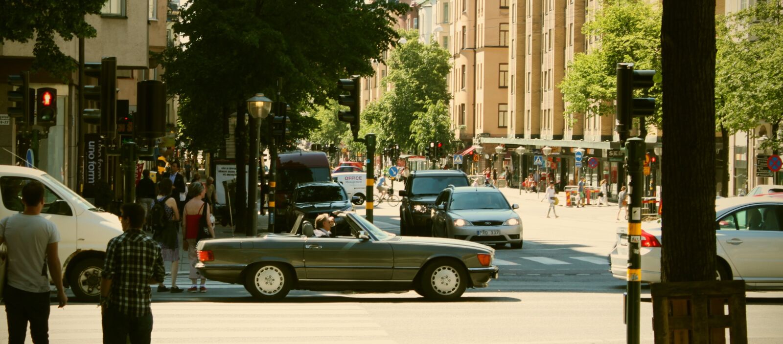 Canon EOS 500D (EOS Rebel T1i / EOS Kiss X3) sample photo. Car, streetlife, town photography
