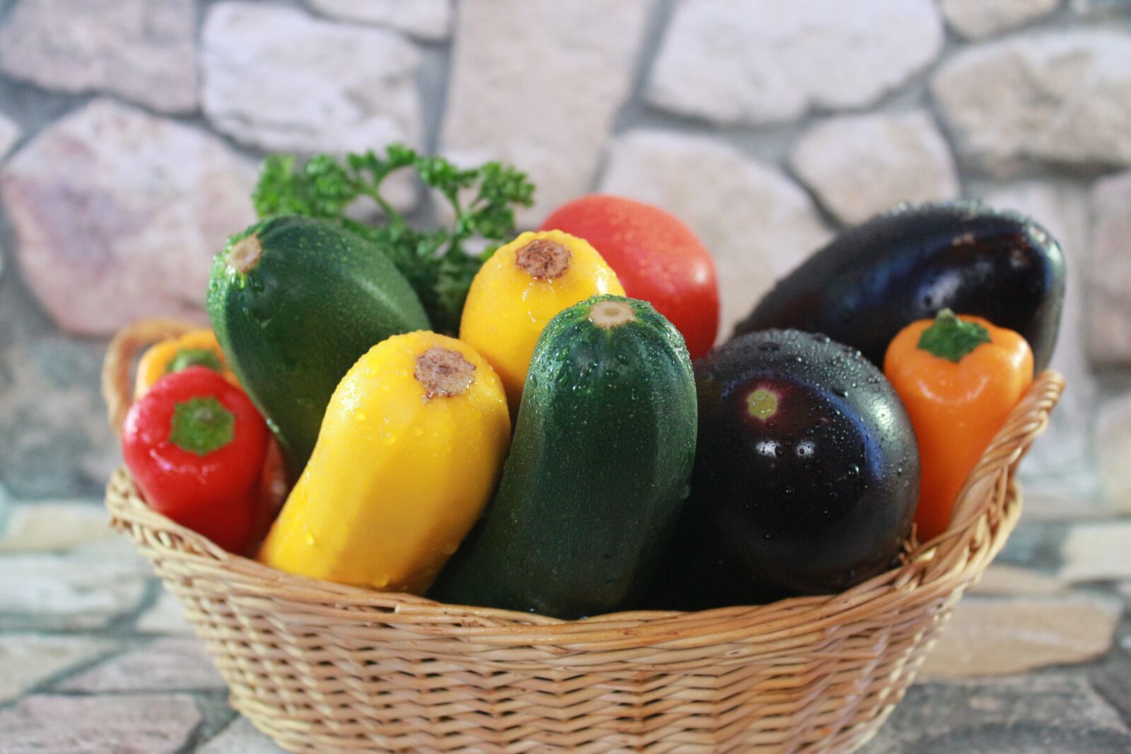 Canon EF-S 18-55mm F3.5-5.6 IS sample photo. Vegetables, zucchini, food photography