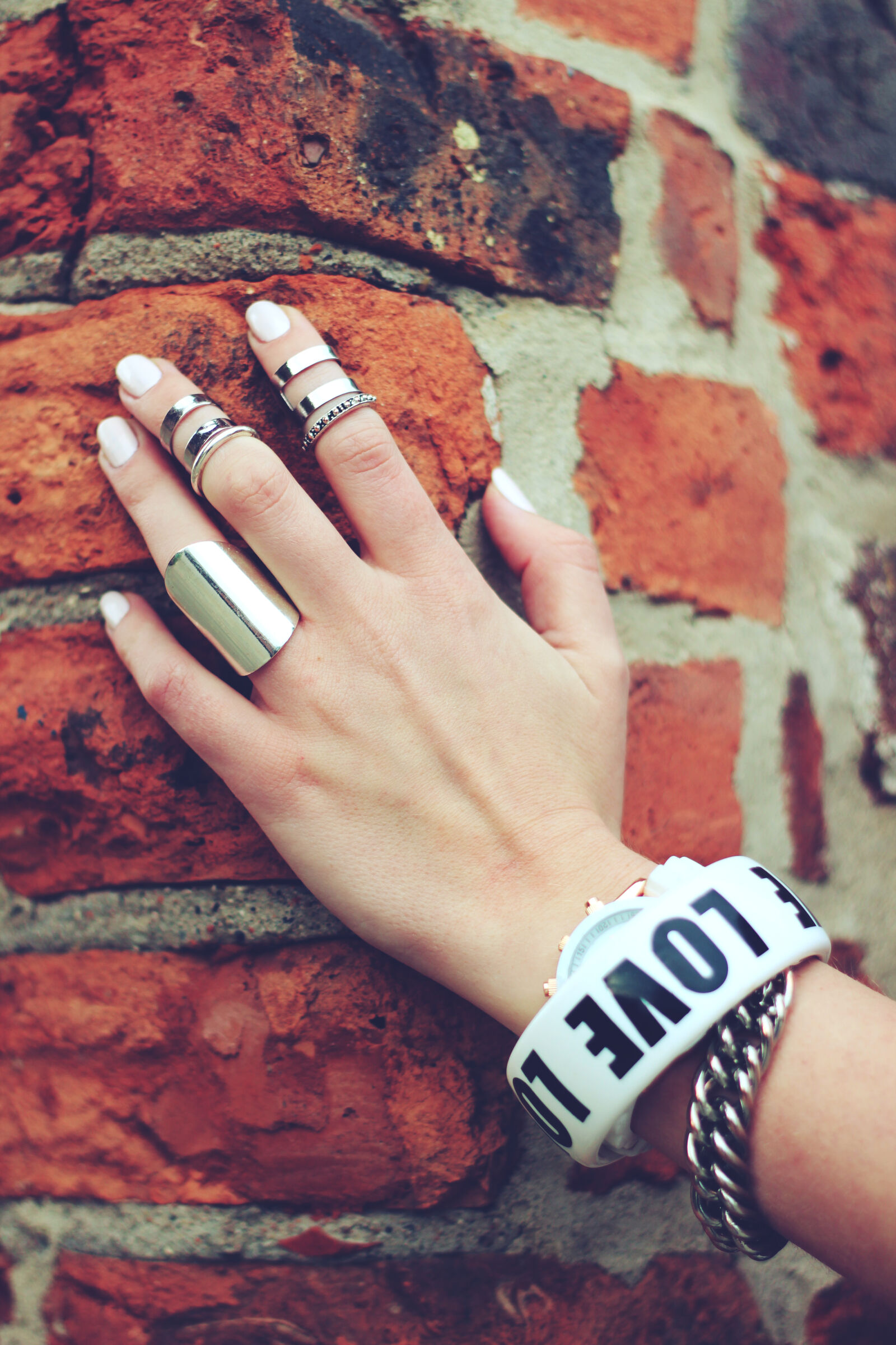 Canon EOS 600D (Rebel EOS T3i / EOS Kiss X5) + Canon EF 50mm F1.8 II sample photo. Hand, on, the, bricks photography