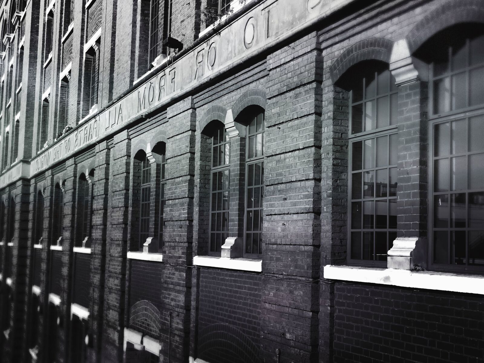 Sony DSC-HX60 sample photo. Wall, brick, window, building photography