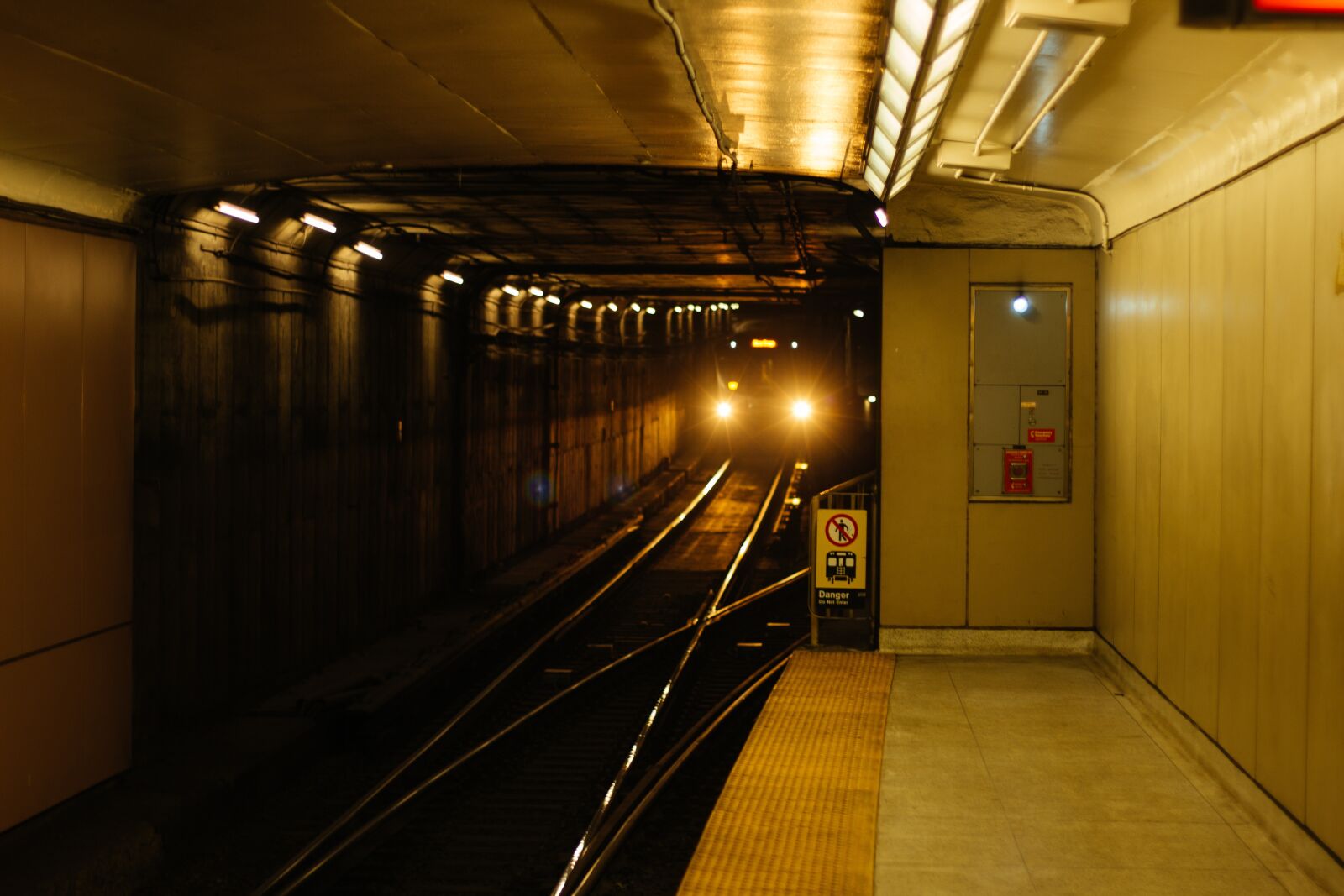 Canon EOS 600D (Rebel EOS T3i / EOS Kiss X5) + Canon EF 50mm F1.8 II sample photo. Lights, platform, railway photography
