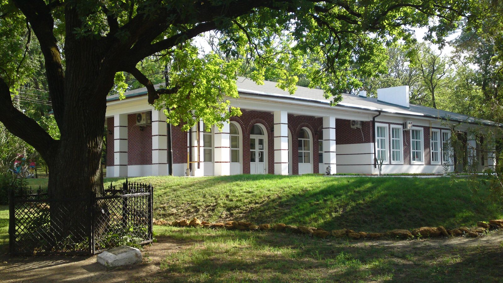 Sony Ericsson U1i sample photo. Park, cottage, taganrog photography