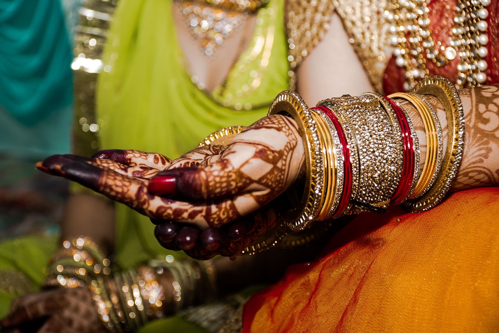 Sony a7 III + Sony E PZ 18-105mm F4 G OSS sample photo. Indian, henna, wedding photography