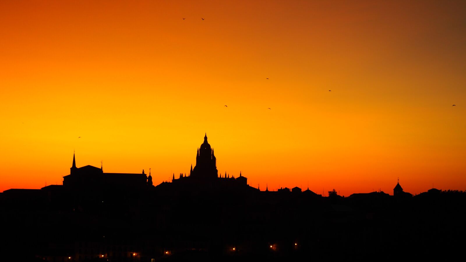 Olympus OM-D E-M10 II sample photo. Silhouette, segovia, cathedral photography