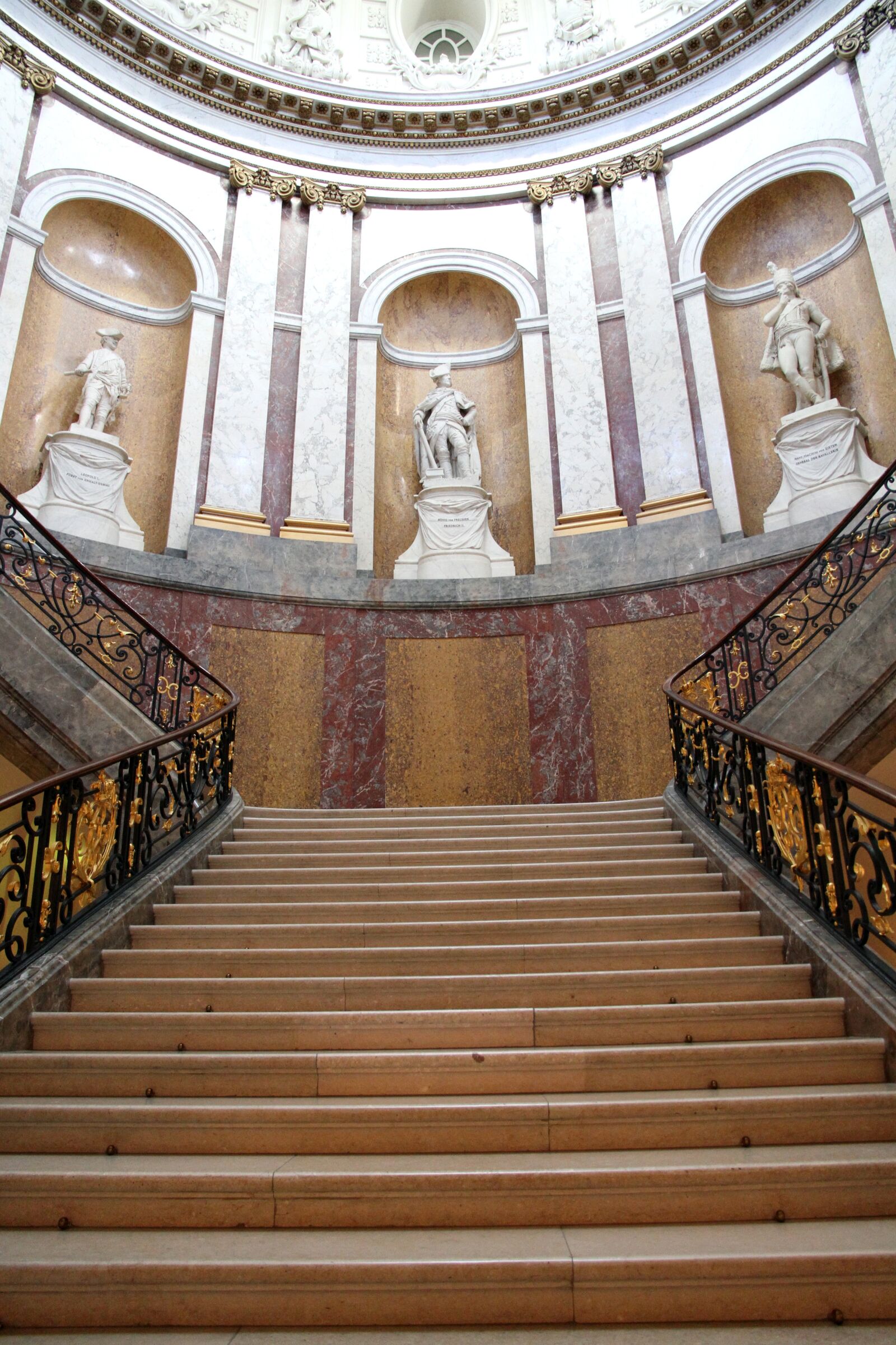 Canon EOS 7D sample photo. Berlin, museum, staircase photography
