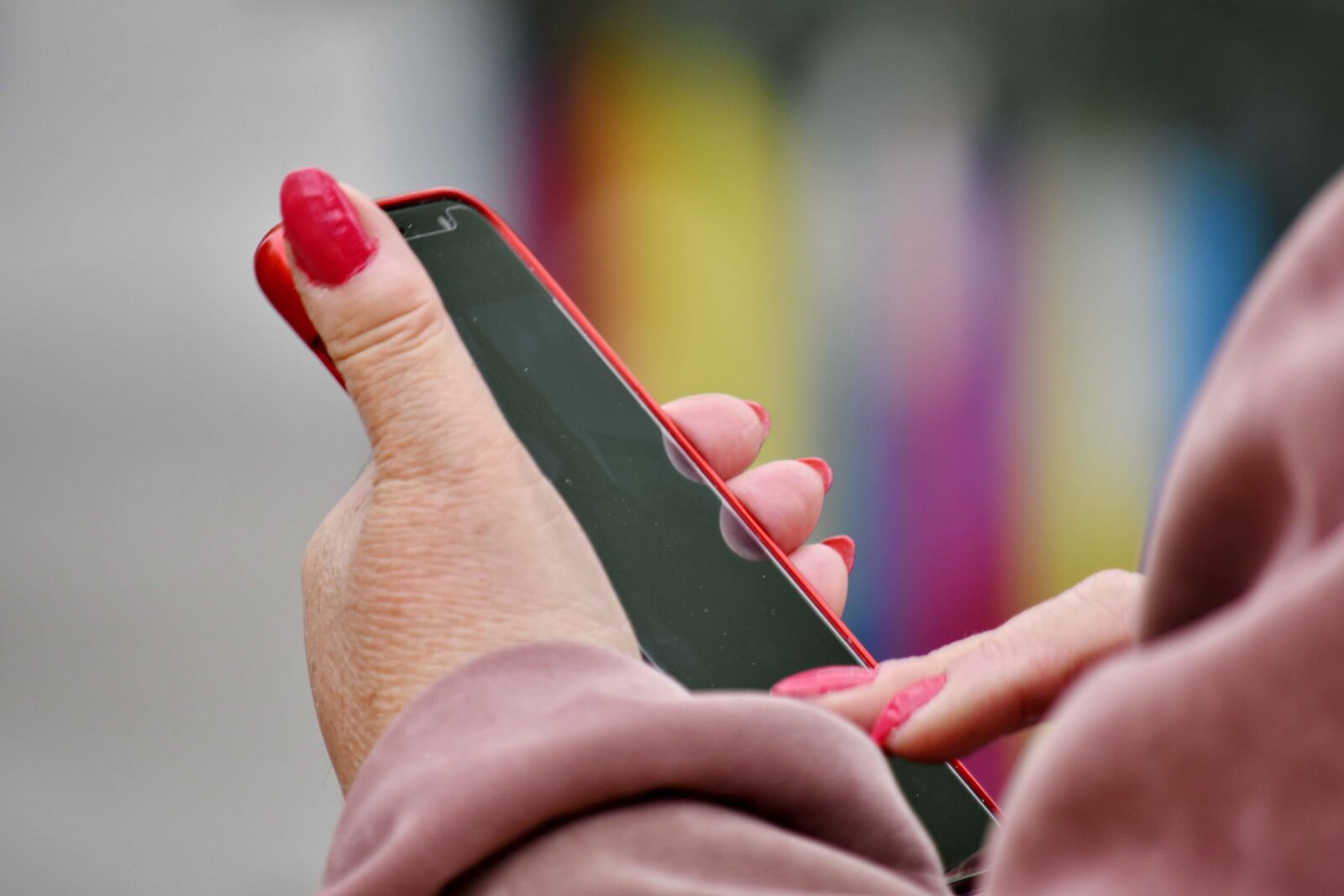 Nikon D5500 sample photo. Cosmetics, handful, hands, mobile photography