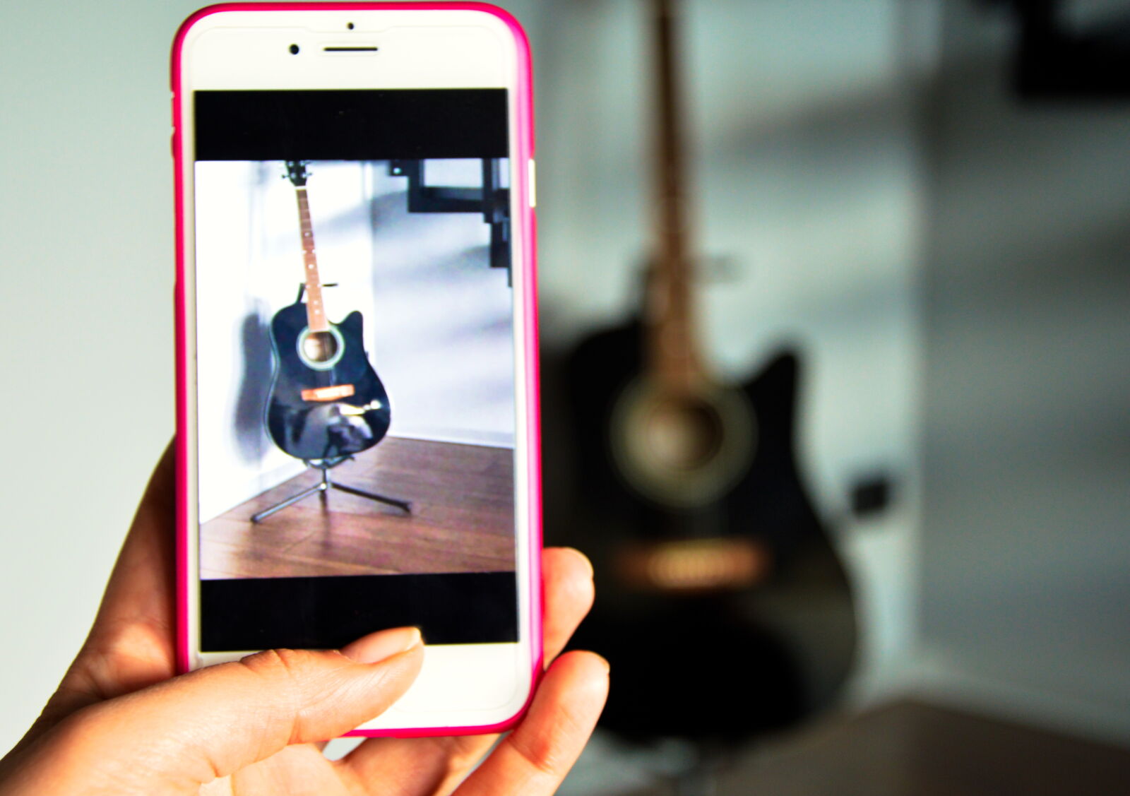 Nikon D3200 sample photo. Guitar, hand, iphone, macro photography