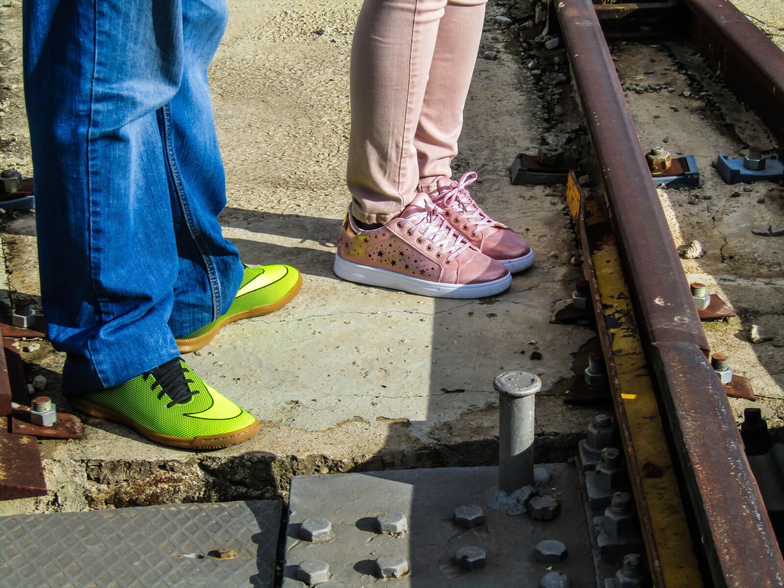 Canon PowerShot SX410 IS sample photo. Shoes, run, people photography