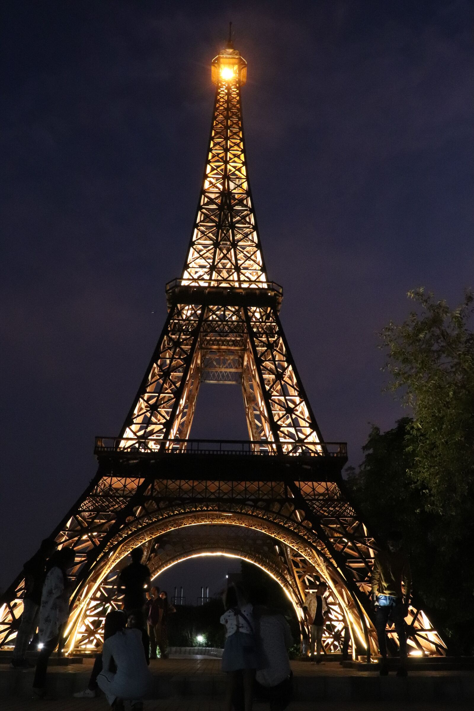 Canon EOS 200D (EOS Rebel SL2 / EOS Kiss X9) sample photo. Eiffel tower, waste of photography