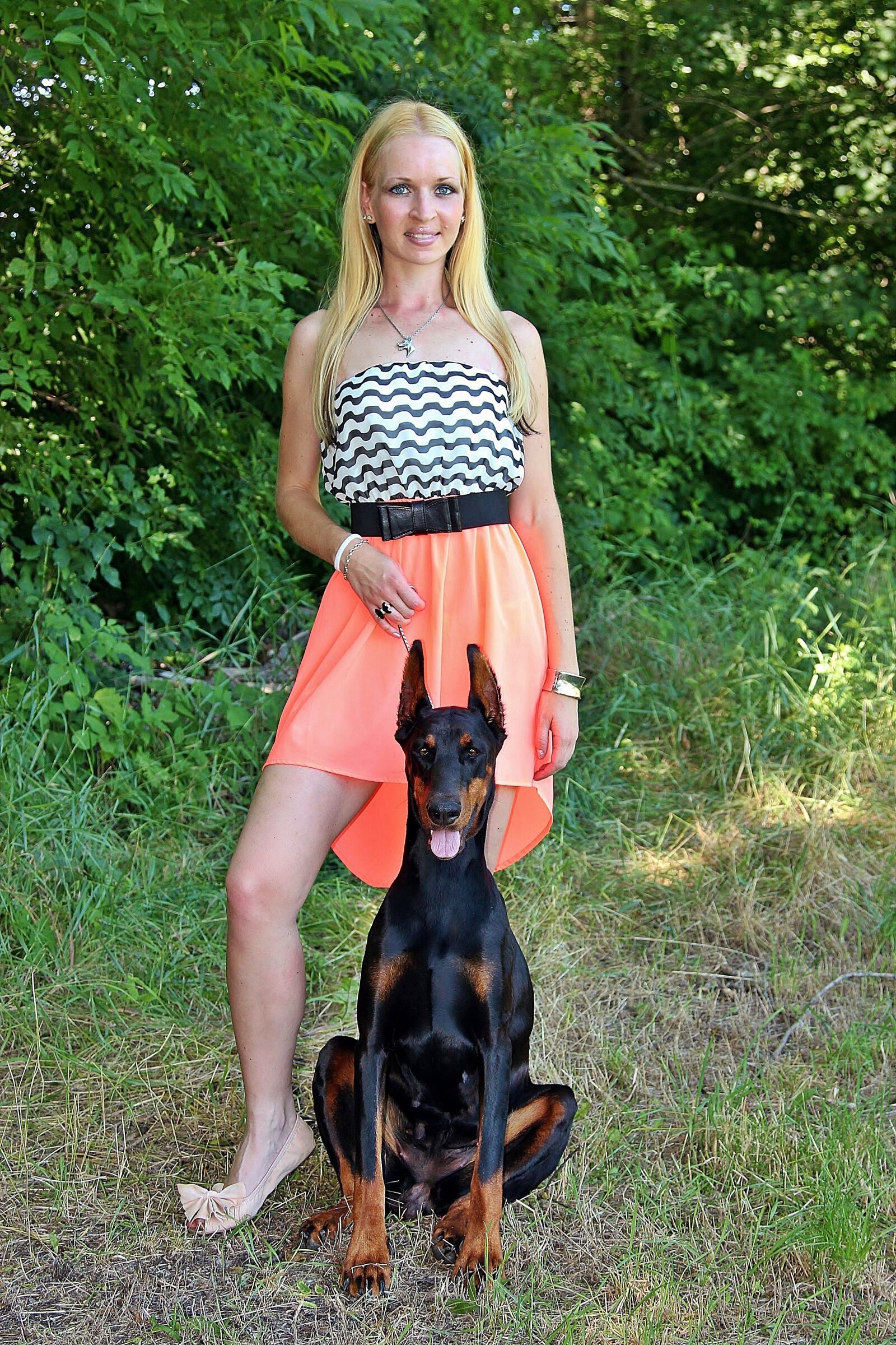 Canon EOS 600D (Rebel EOS T3i / EOS Kiss X5) + Canon EF 24-105mm F4L IS USM sample photo. Blonde woman, doberman, dogs photography