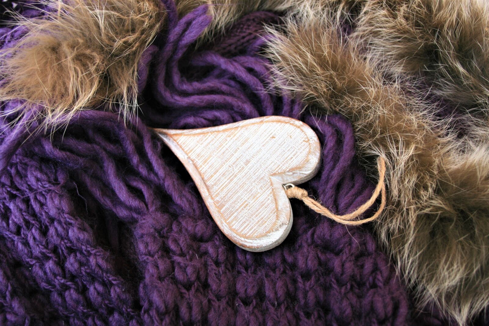 Canon EOS 400D (EOS Digital Rebel XTi / EOS Kiss Digital X) sample photo. Heart, violet, wood photography