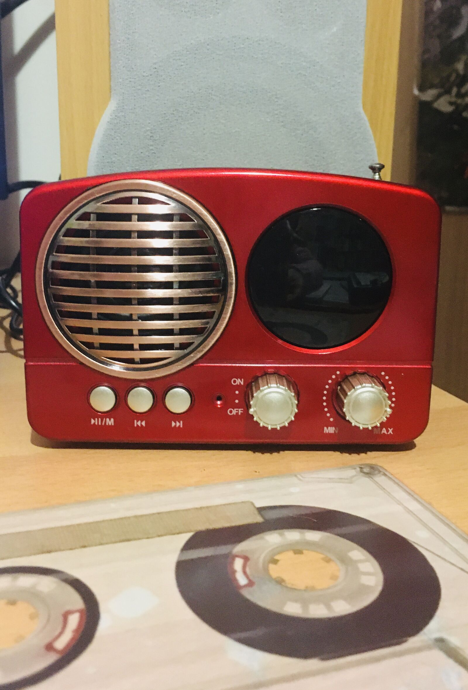 iPhone SE back camera 4.15mm f/2.2 sample photo. Radio, vintage, music photography