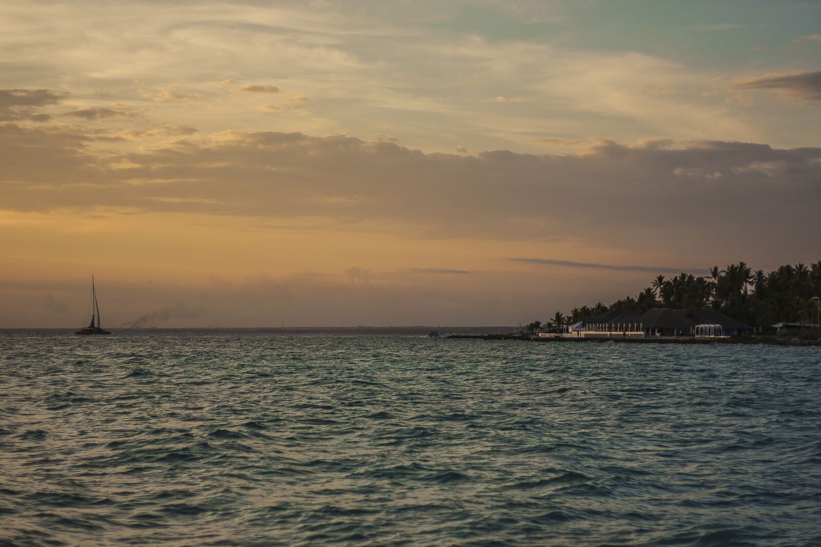 Canon EOS 450D (EOS Rebel XSi / EOS Kiss X2) + Canon EF 50mm F1.8 II sample photo. Landscape, sea, evening photography
