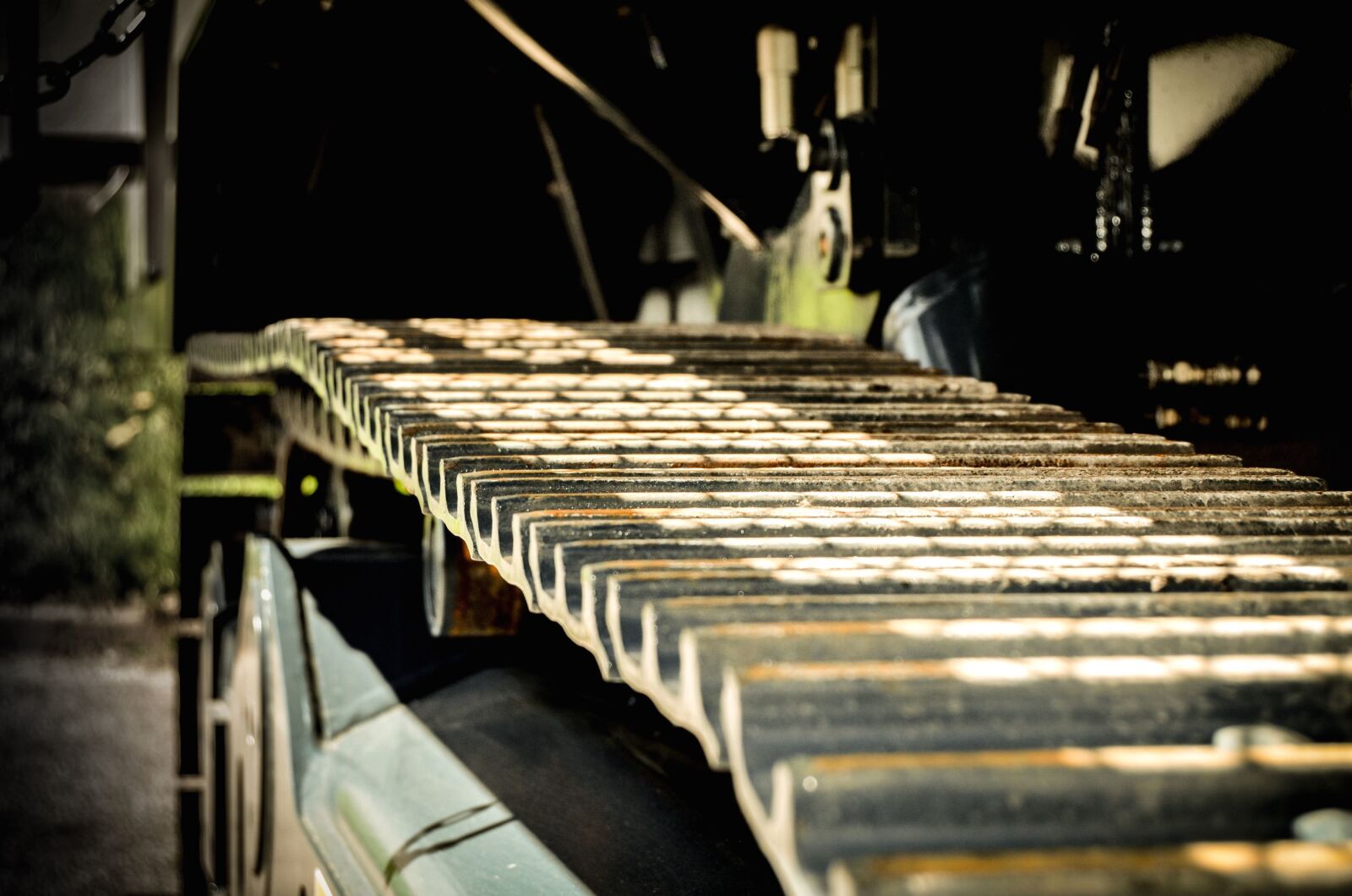 Nikon D5100 sample photo. Caterpillar, machine, metal, mechanism photography