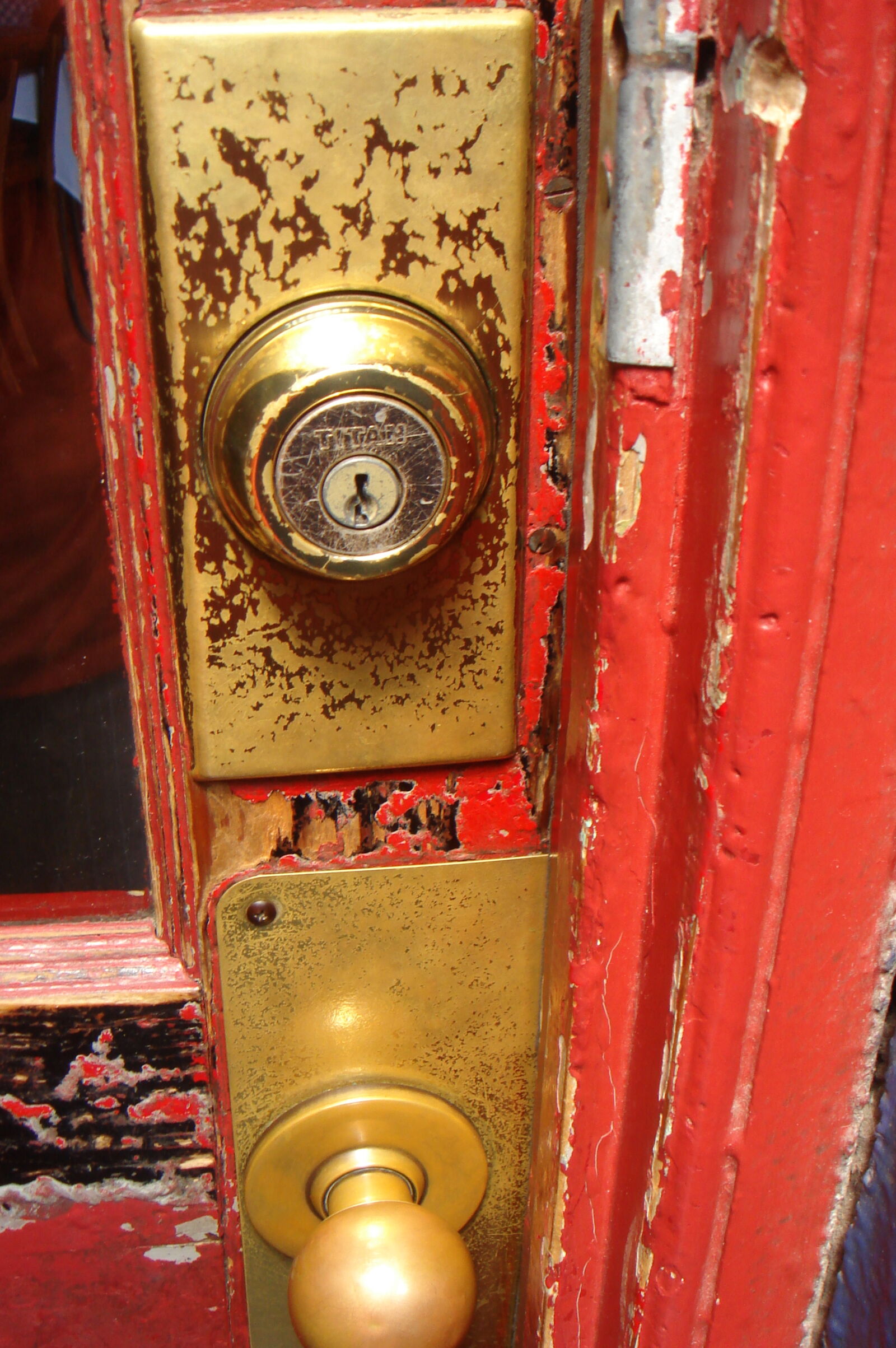 Sony DSC-T9 sample photo. Brass, door, door, knob photography