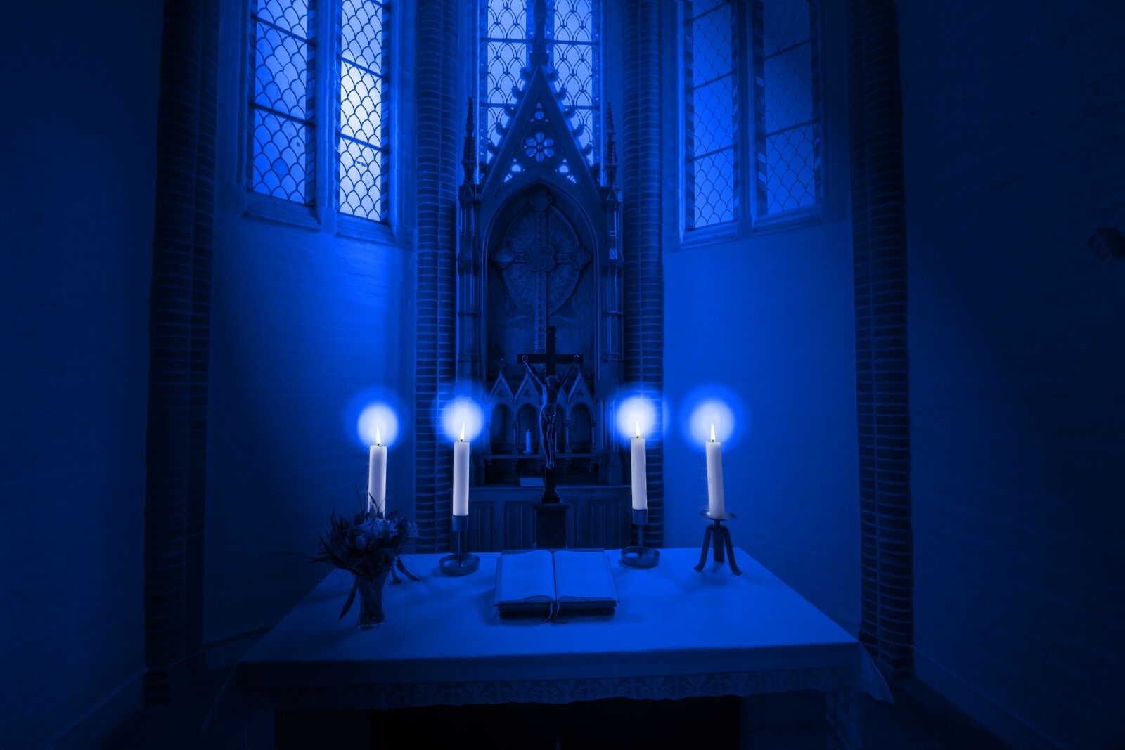 Canon EOS 700D (EOS Rebel T5i / EOS Kiss X7i) + Canon EF-S 10-18mm F4.5–5.6 IS STM sample photo. Altar, candles, light photography