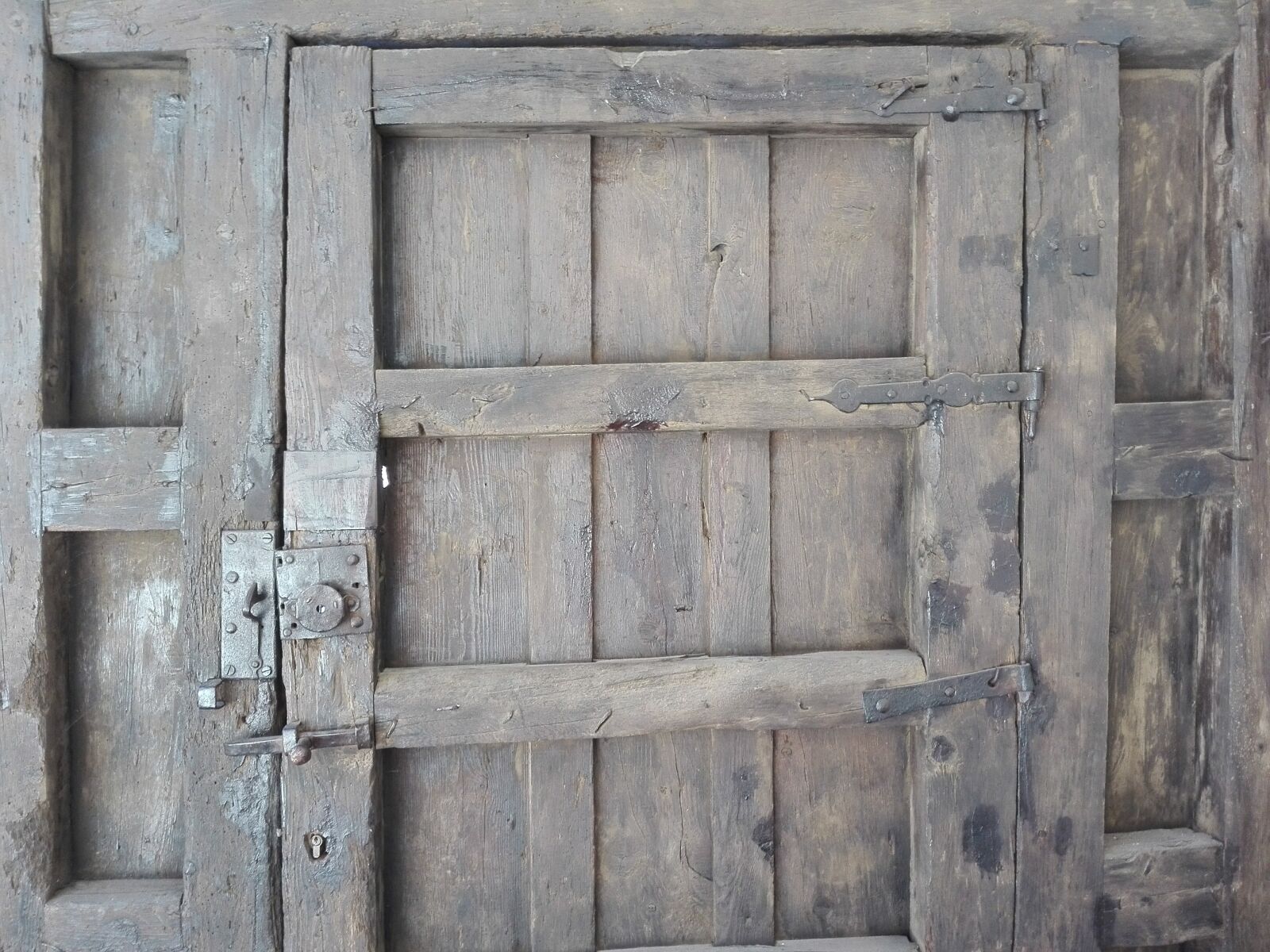 HUAWEI P8 Lite sample photo. Door closed, wooden door photography