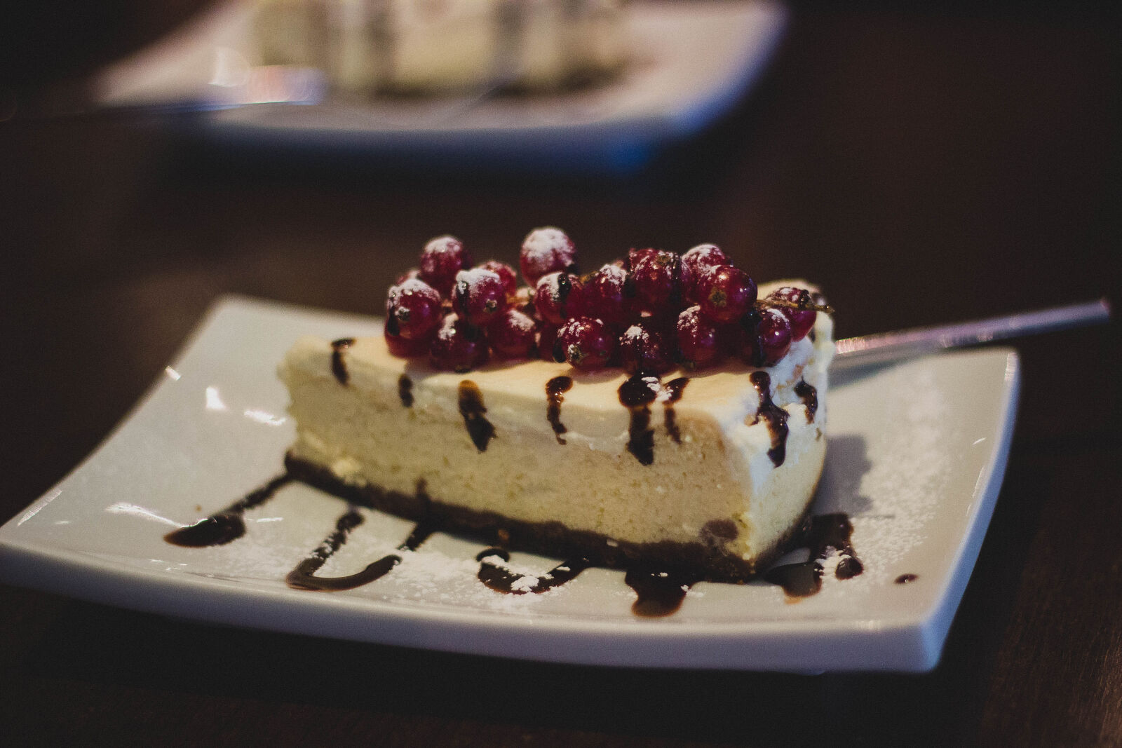 Canon EOS 600D (Rebel EOS T3i / EOS Kiss X5) + Canon EF 50mm F1.8 II sample photo. Cake, dessert, berries, icing photography